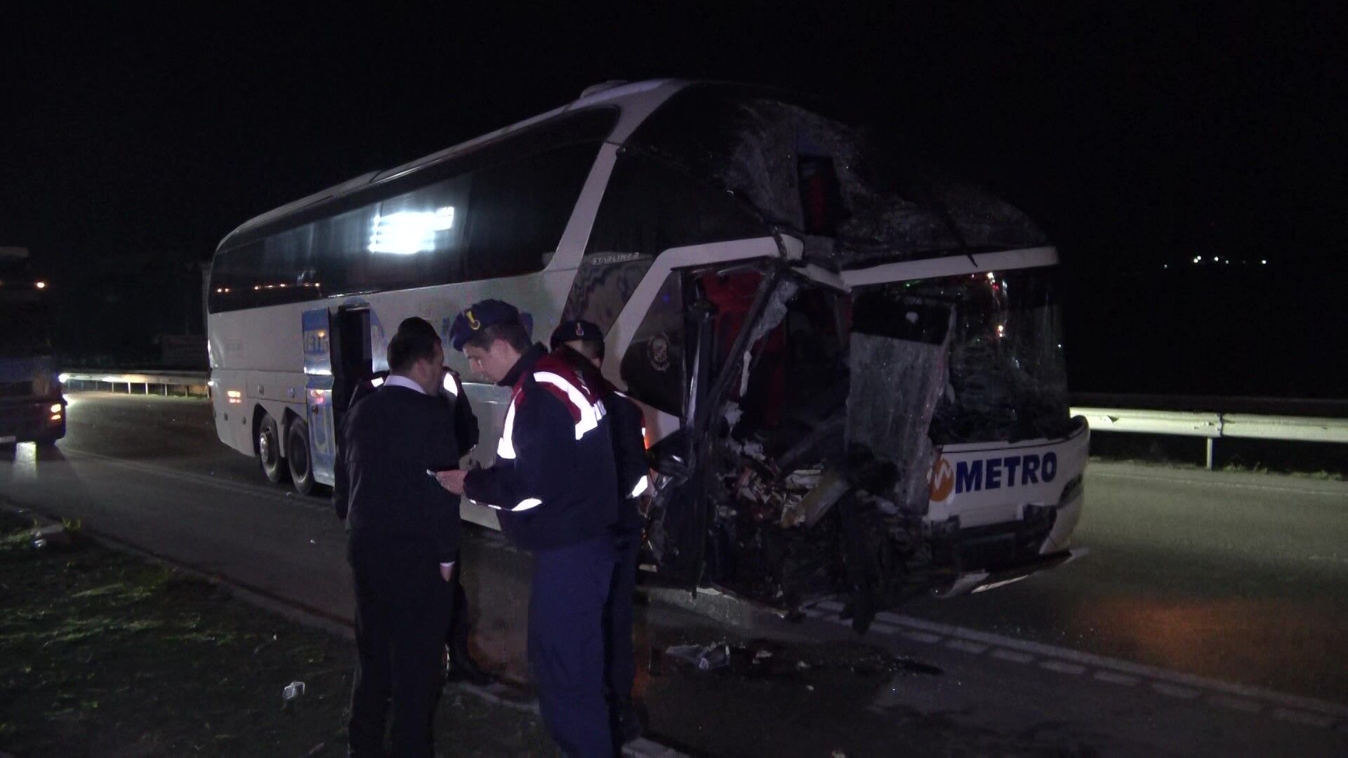 Feci Kaza! Yolcu Otobüsü Ile Tır Çarpıştı, Detaylar Belli Oldu 11 Yaralı Var! 22