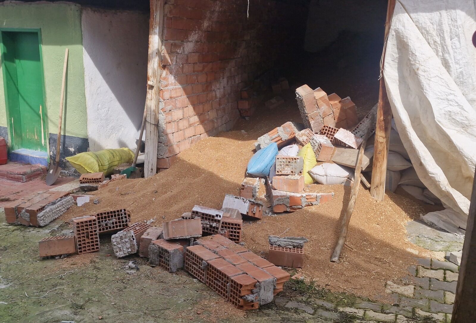 Feci Olay! Buğday Deposu Göçtü Kardeşlerden Biri Göçük Altında Kaldı, Diğerinin Parmakları Koptu! 12