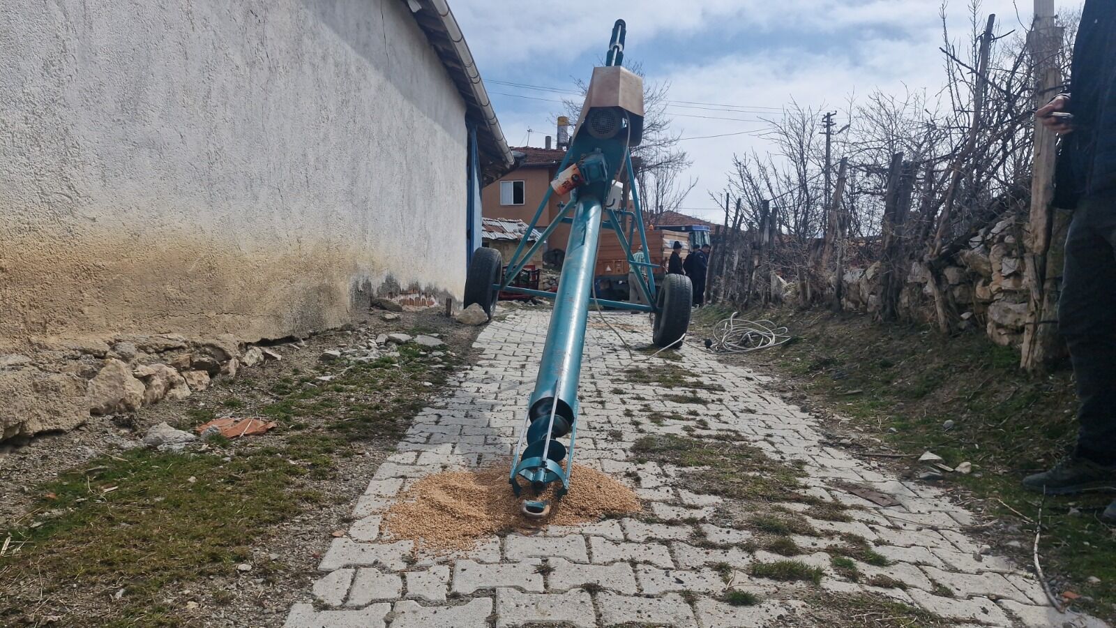 Feci Olay! Buğday Deposu Göçtü Kardeşlerden Biri Göçük Altında Kaldı, Diğerinin Parmakları Koptu! 22