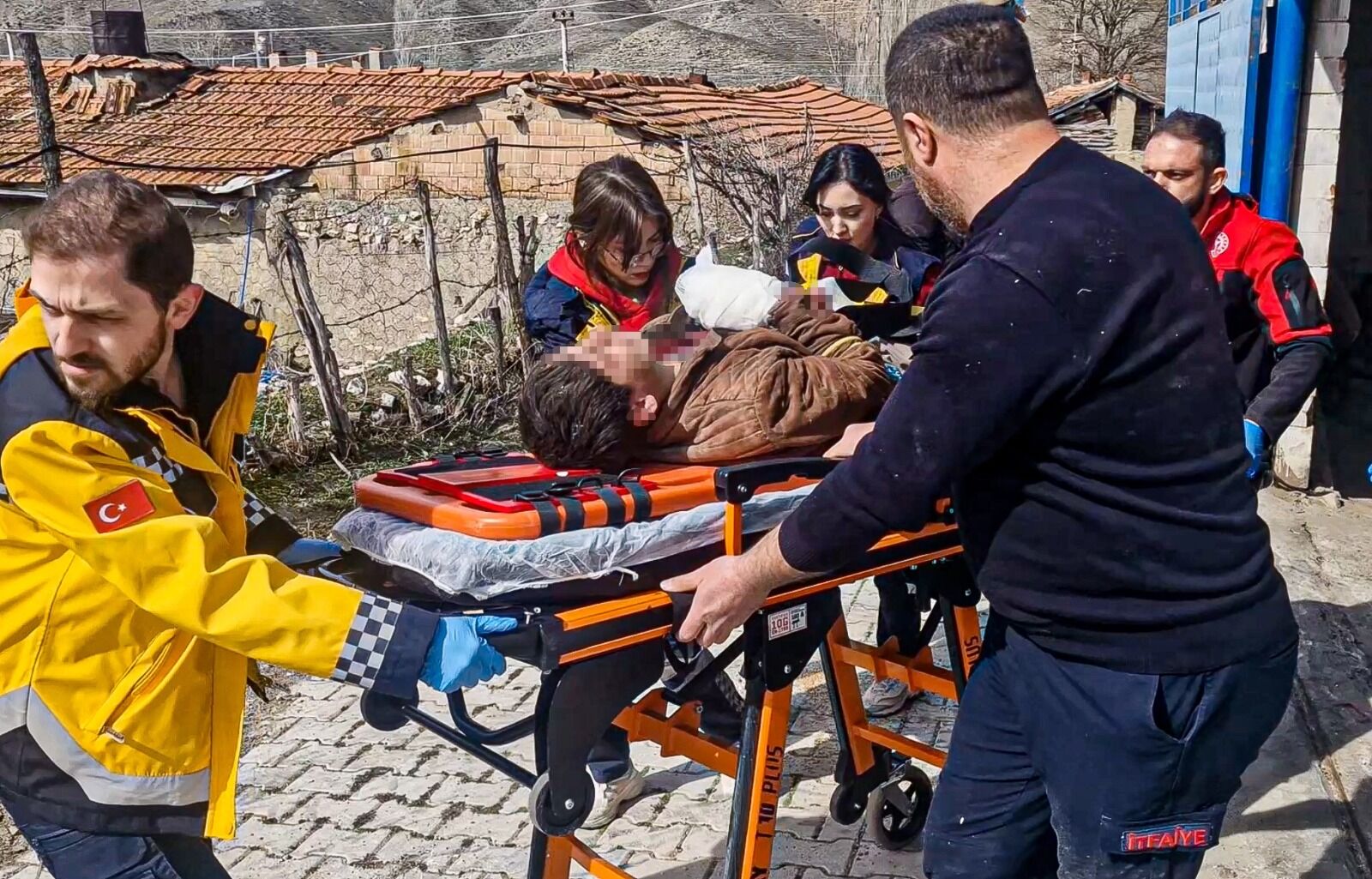 Feci Olay! Buğday Deposu Göçtü Kardeşlerden Biri Göçük Altında Kaldı, Diğerinin Parmakları Koptu! 4