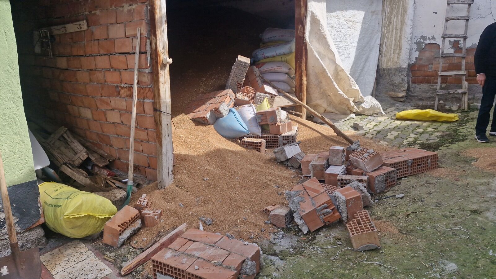 Feci Olay! Buğday Deposu Göçtü Kardeşlerden Biri Göçük Altında Kaldı, Diğerinin Parmakları Koptu! 8