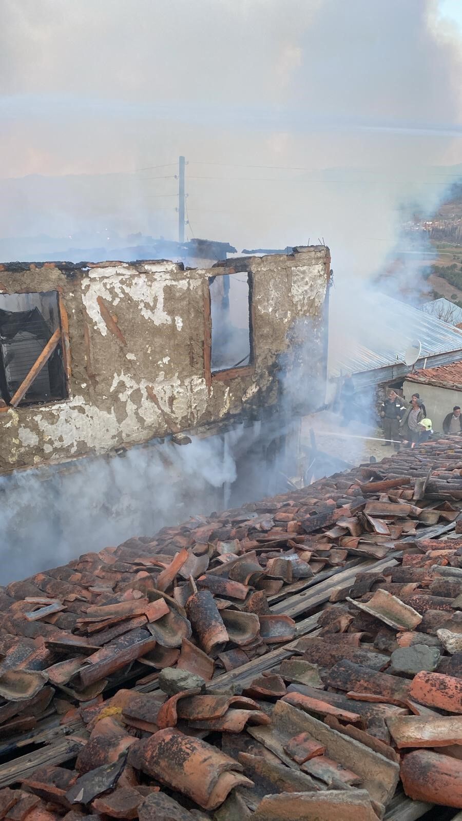 Feci Yangın! Köyde Evler Ve Ahırlar Yandı Çok Sayıda Ekip Müdahale Etti! 12
