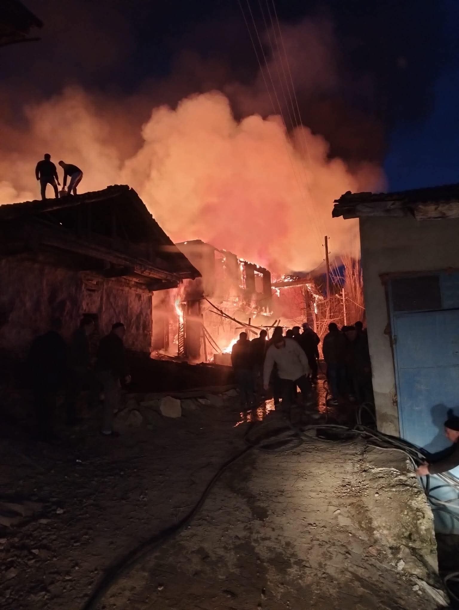 Feci Yangın! Köyde Evler Ve Ahırlar Yandı Çok Sayıda Ekip Müdahale Etti! 2