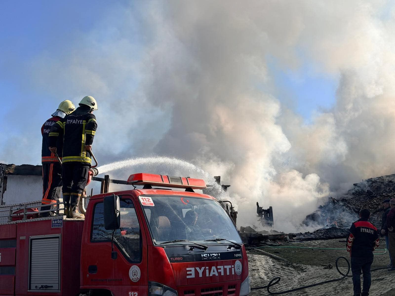 Feci Yangın! Köyde Evler Ve Ahırlar Yandı Çok Sayıda Ekip Müdahale Etti! 22