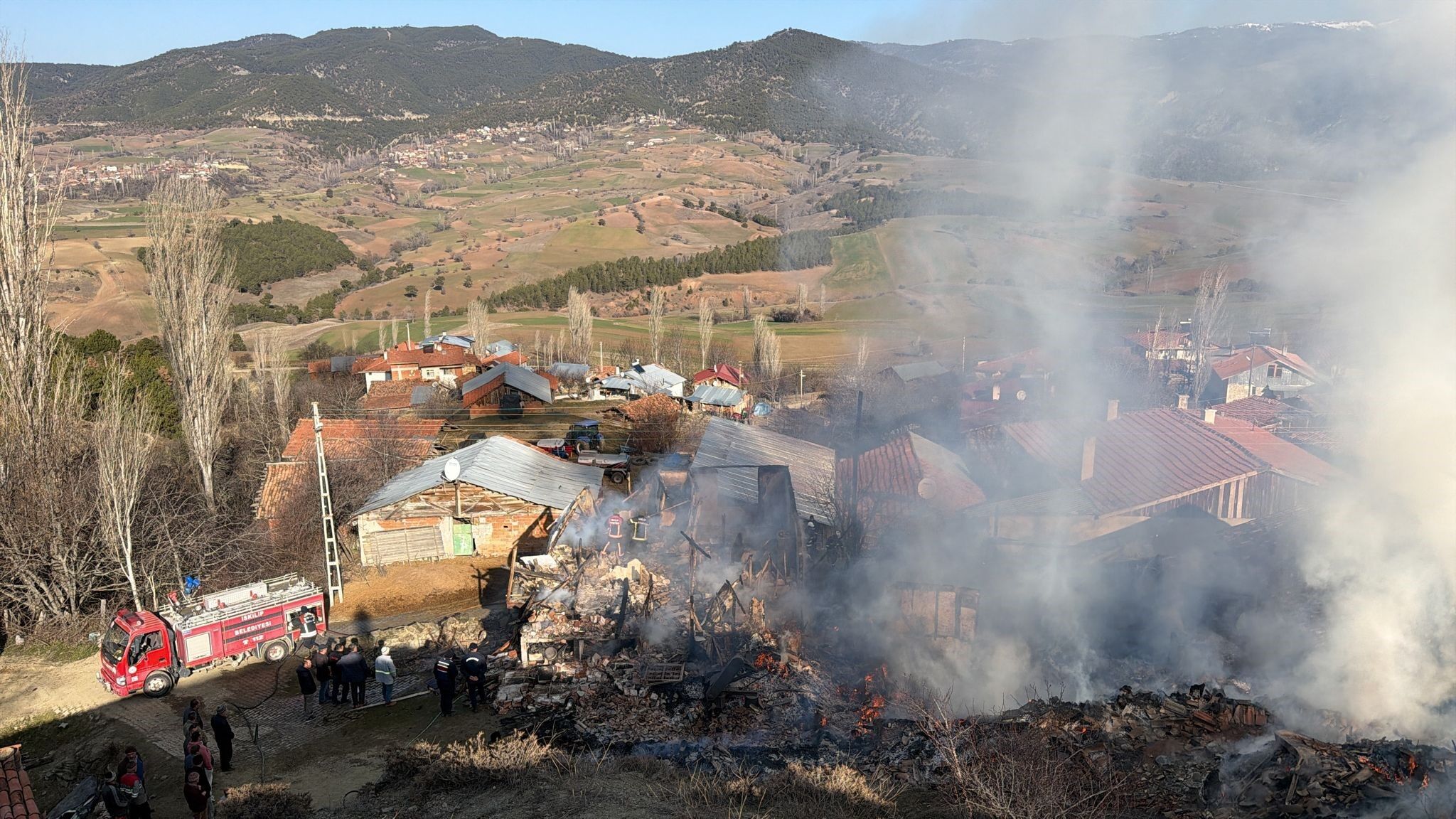 Feci Yangın! Köyde Evler Ve Ahırlar Yandı Çok Sayıda Ekip Müdahale Etti! 888888888888888