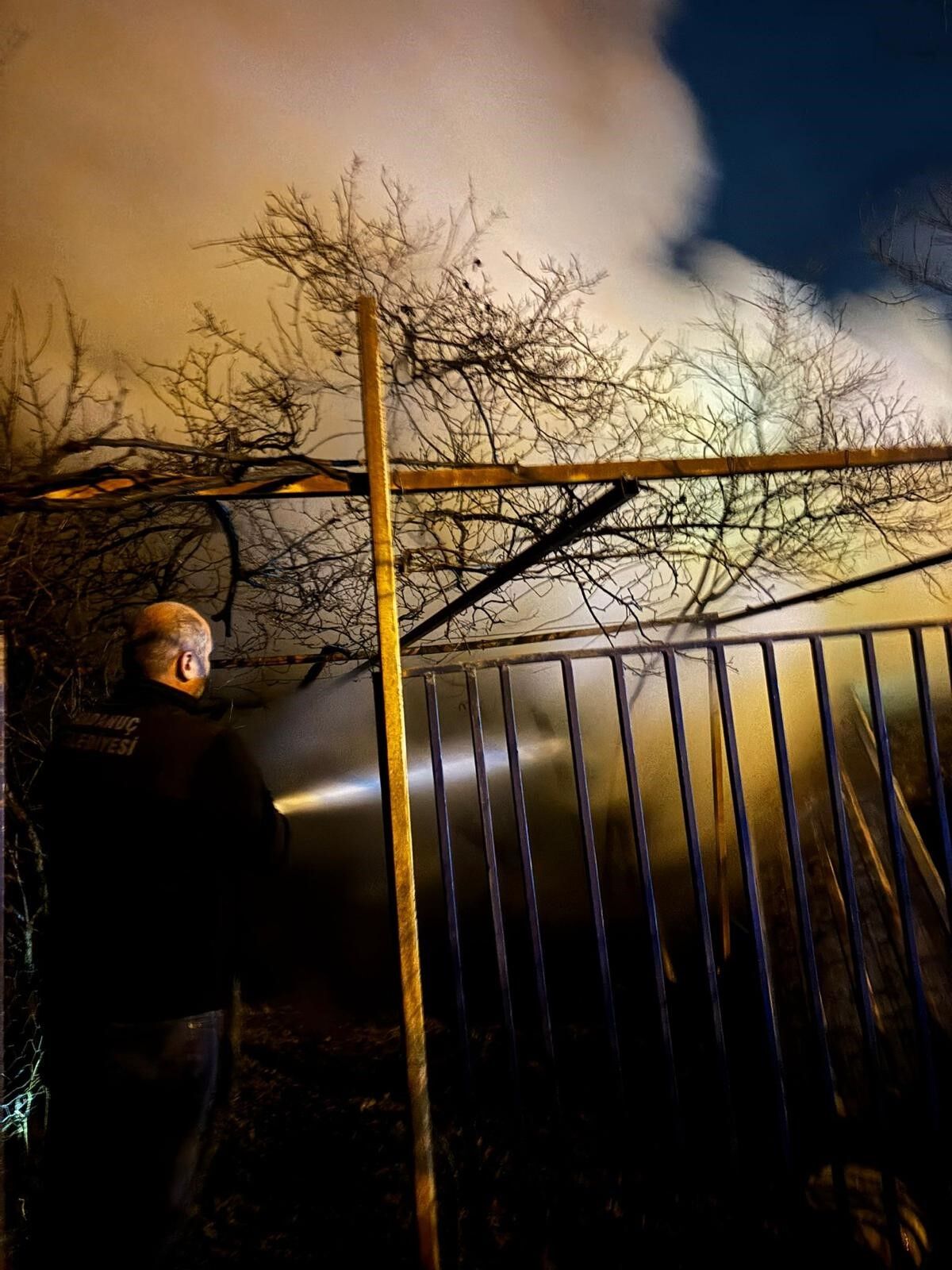 Geceyi Alevler Aydınlattı Ev Ve Odunluk Küle Döndü