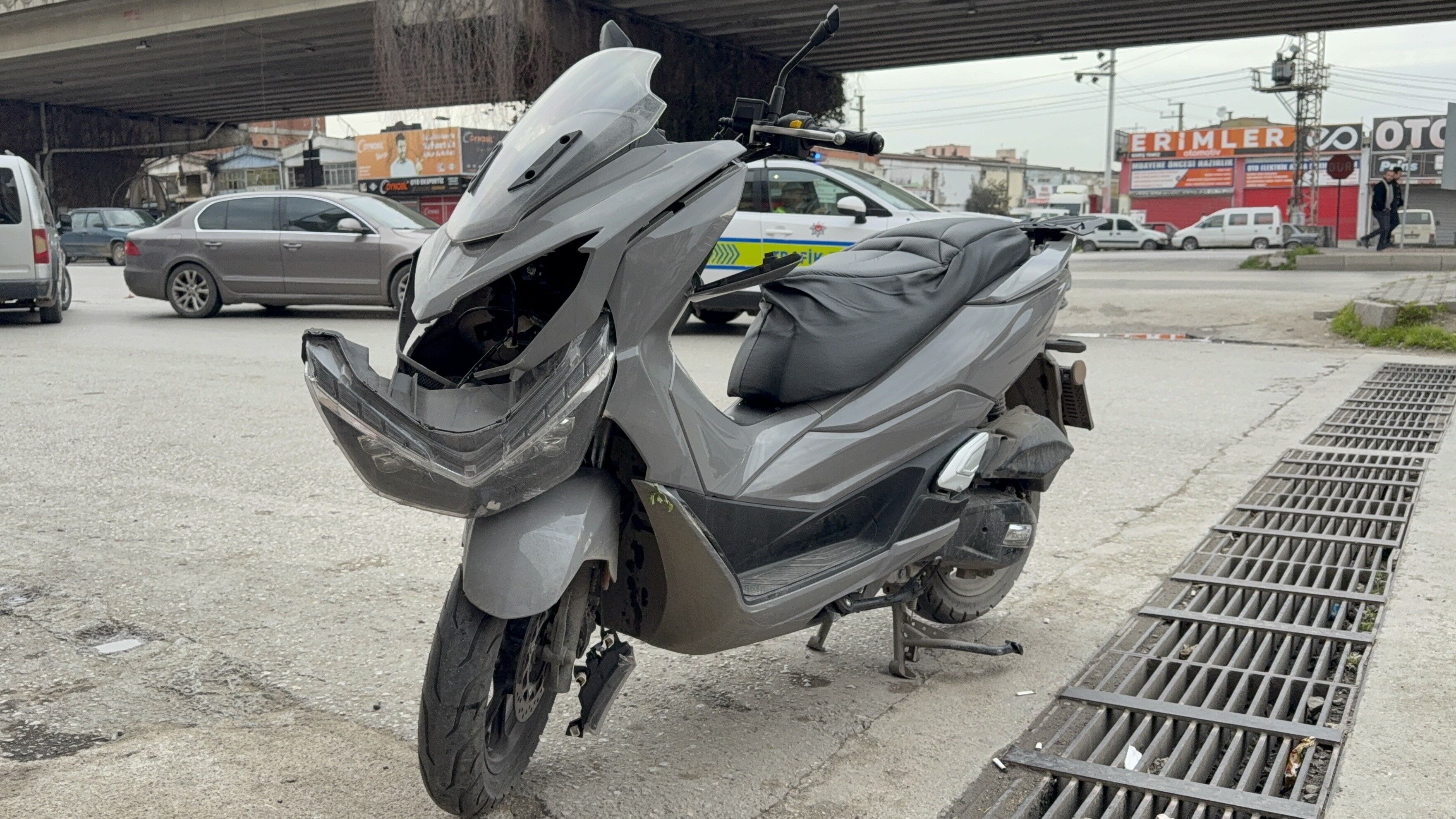 Genç Sürücü, Motosiklet Kazasında Tırın Altına Girmekten Son Anda Kurtuldu2