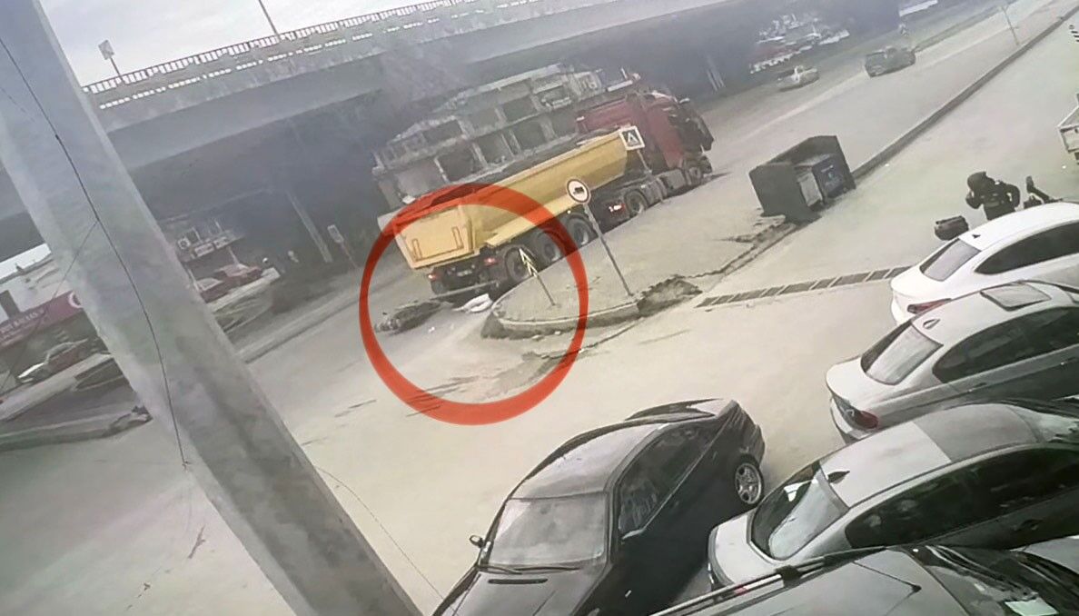 Genç Sürücü, Motosiklet Kazasında Tırın Altına Girmekten Son Anda Kurtuldu4