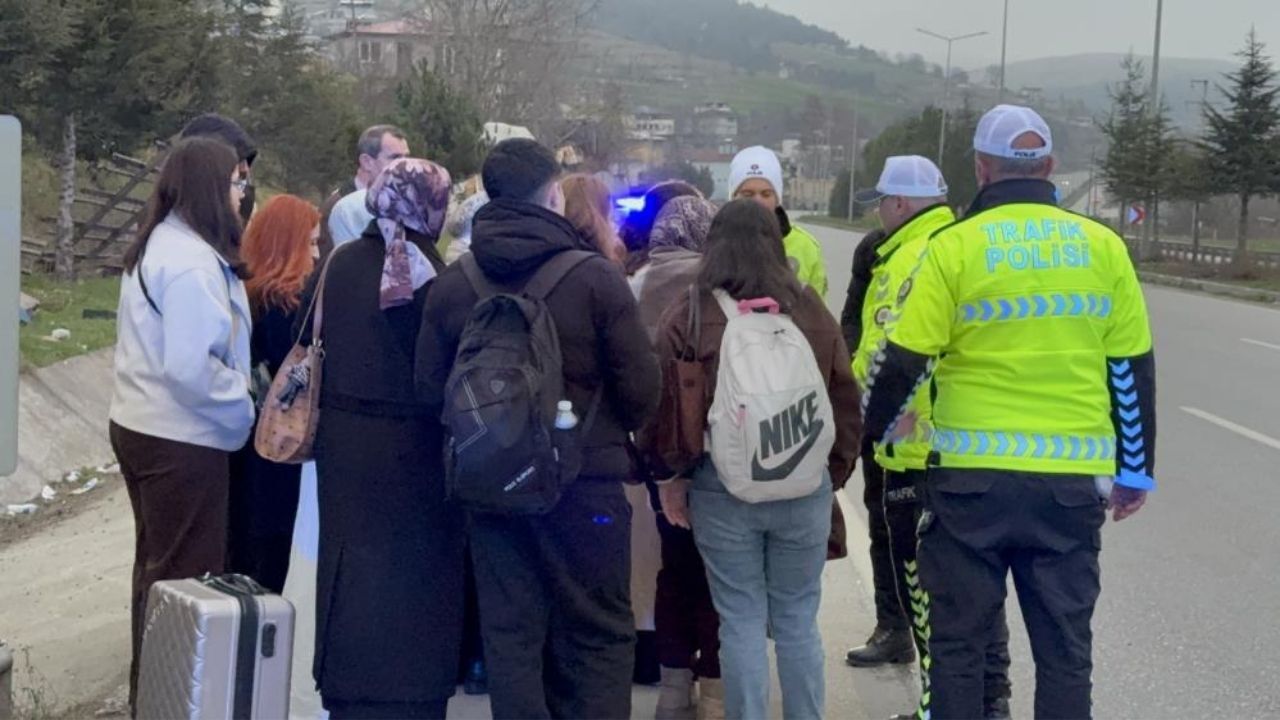 Gezi Yolculuğu Kabusa Döndü Tur Minibüsü Bariyerlere Çarptı, 4 Yaralı (1)