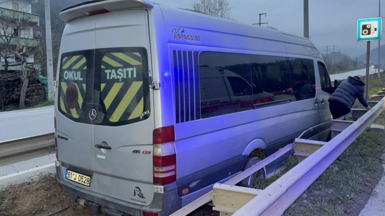 Gezi Yolculuğu Kabusa Döndü Tur Minibüsü Bariyerlere Çarptı, 4 Yaralı (3)