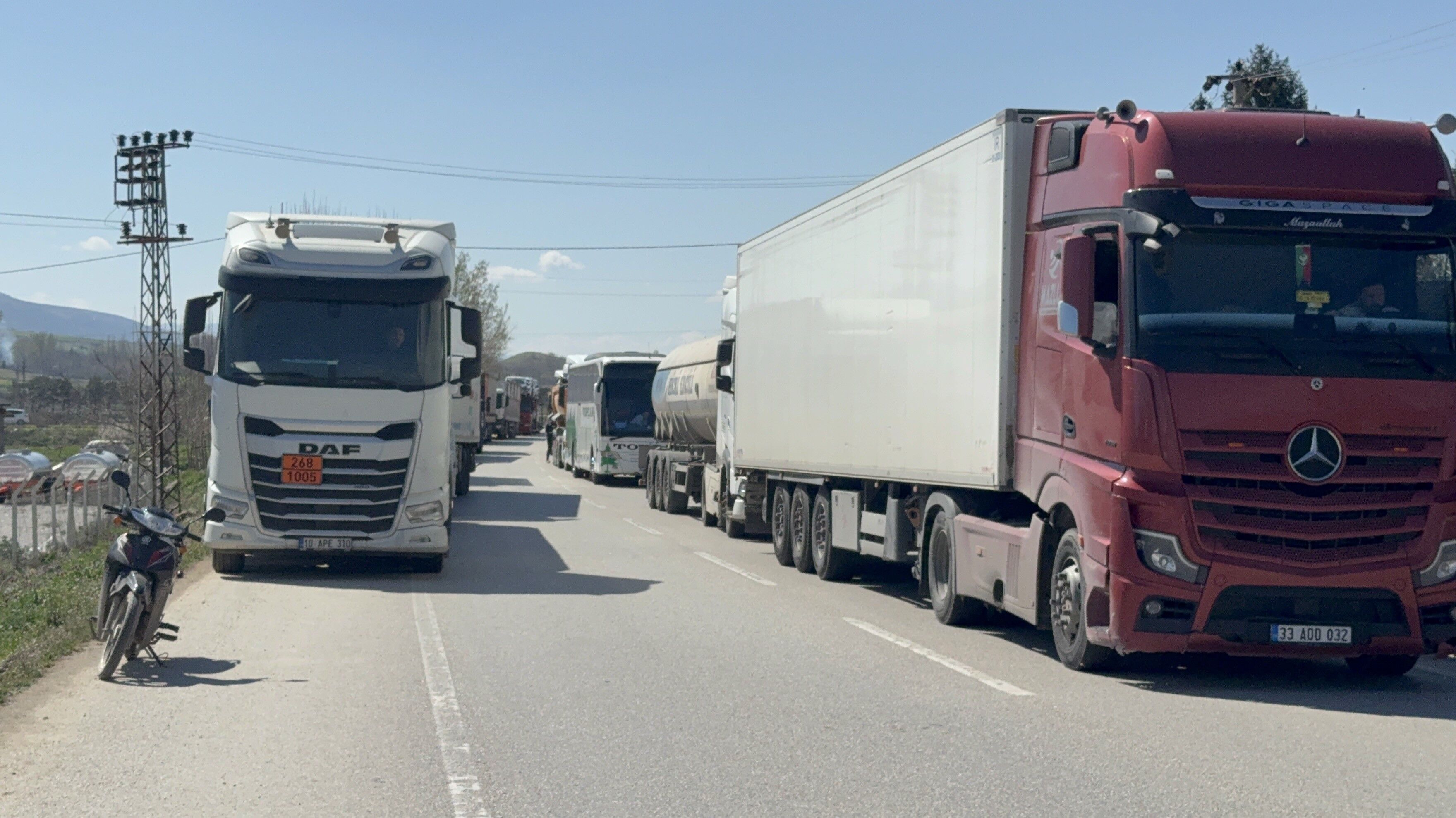 Gübre Yüklü Traktörün Devrilmesi Sonucu Yol Ulaşıma Kapandı 12