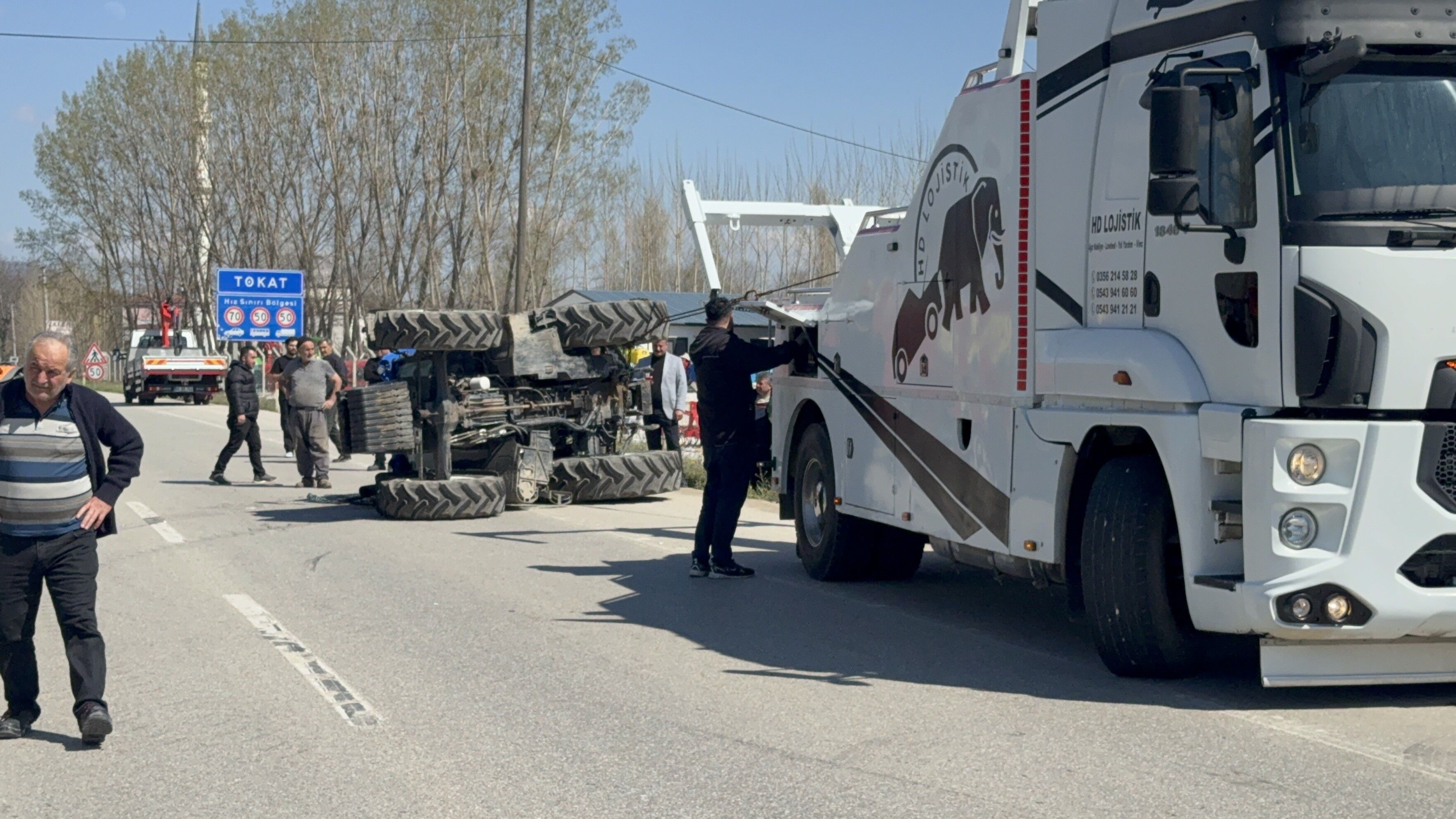 Gübre Yüklü Traktörün Devrilmesi Sonucu Yol Ulaşıma Kapandı 14