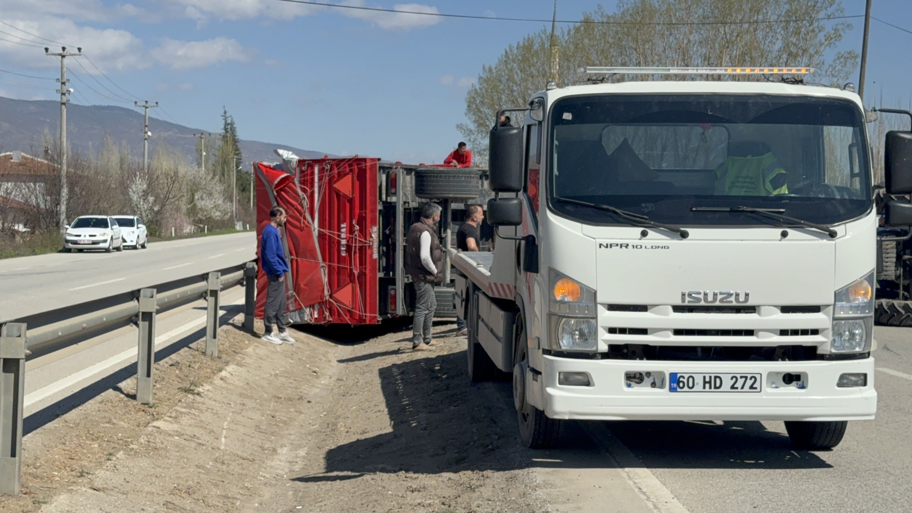 Gübre Yüklü Traktörün Devrilmesi Sonucu Yol Ulaşıma Kapandı 22