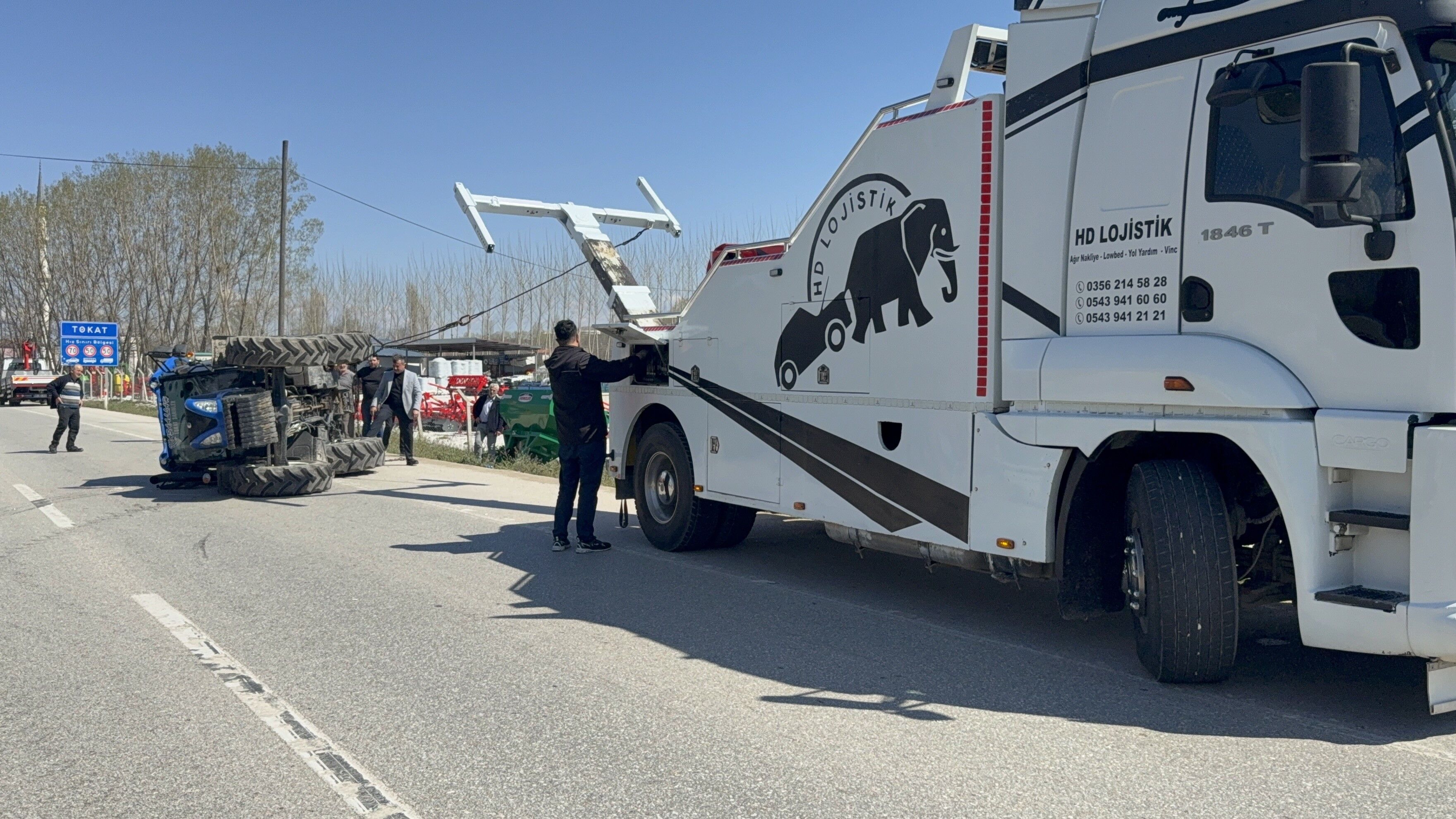 Gübre Yüklü Traktörün Devrilmesi Sonucu Yol Ulaşıma Kapandı 4