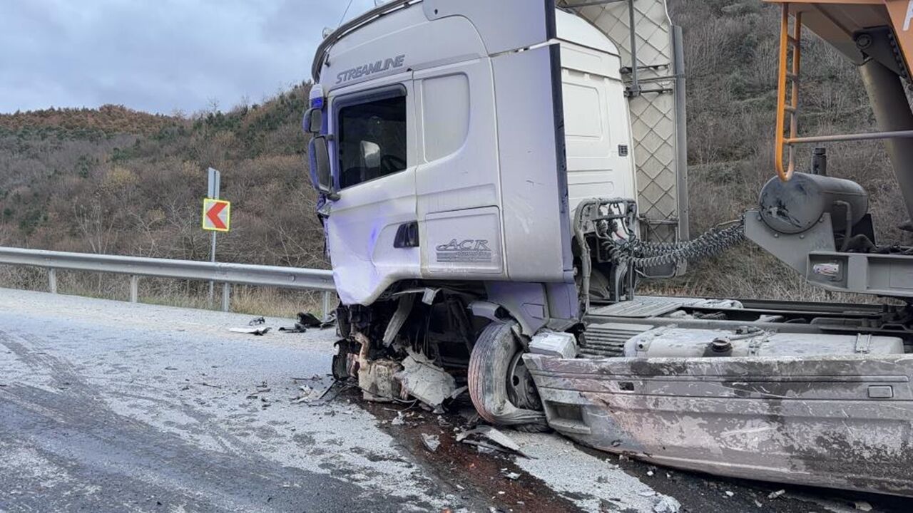 Hafriyat Kamyonu Kaza Ölu Var (3)