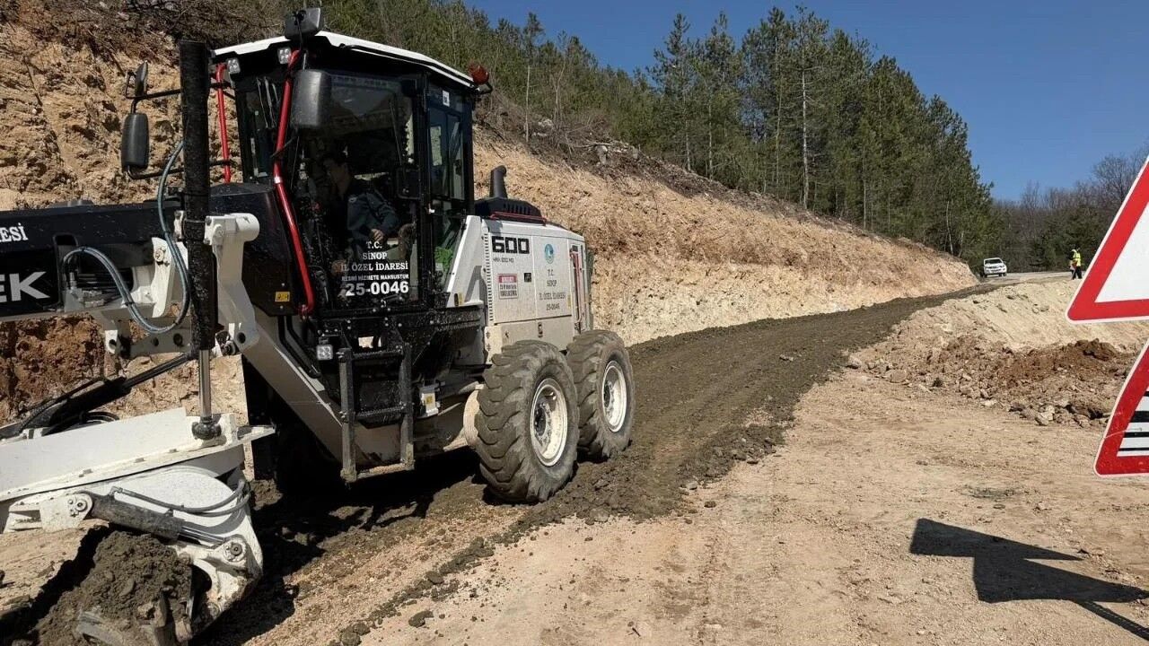 Heyelan Sonrası Kırsal Yollar Güvenli Hale Getiriliyor1