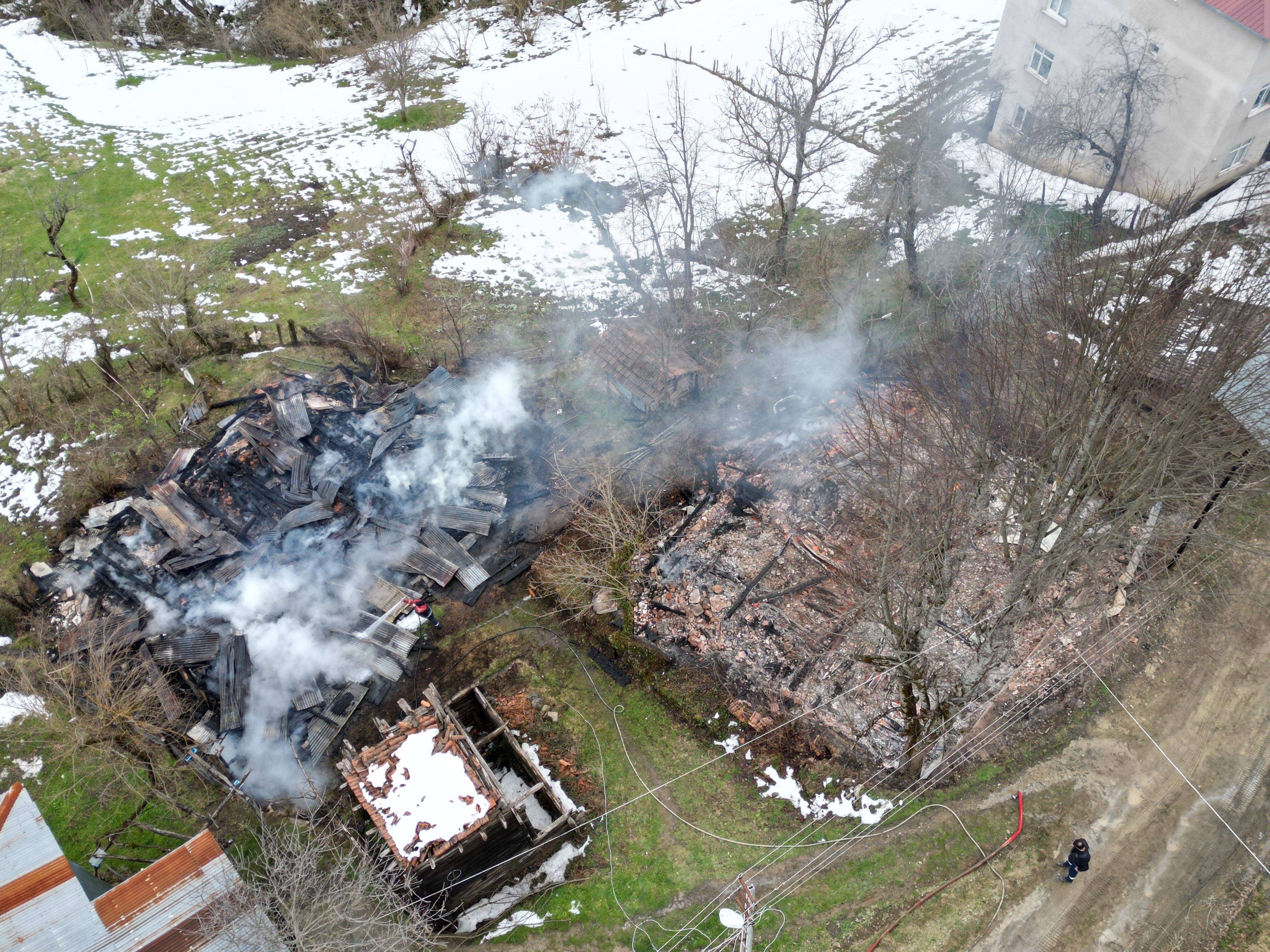 İftar Öncesi Kabus Kastamonu’da 2 Ev Ve Bir Ambar Kül Oldu4