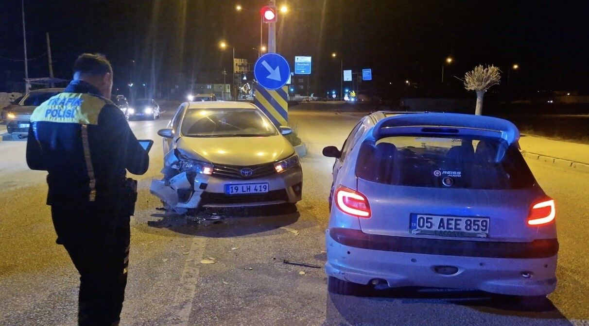 İki Otomobil Çarpıştı Kazada 2 Kişi Yaralandı 4