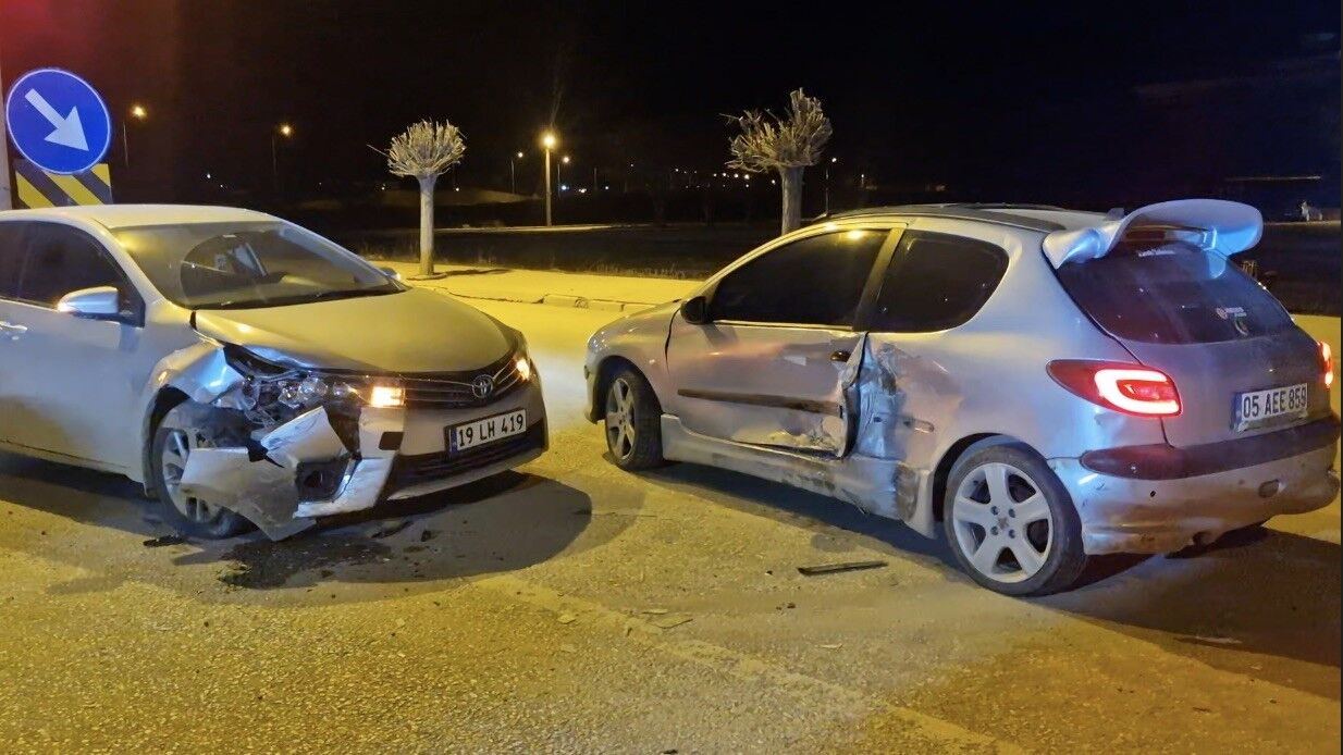 İki Otomobil Çarpıştı Kazada 2 Kişi Yaralandı 88888888