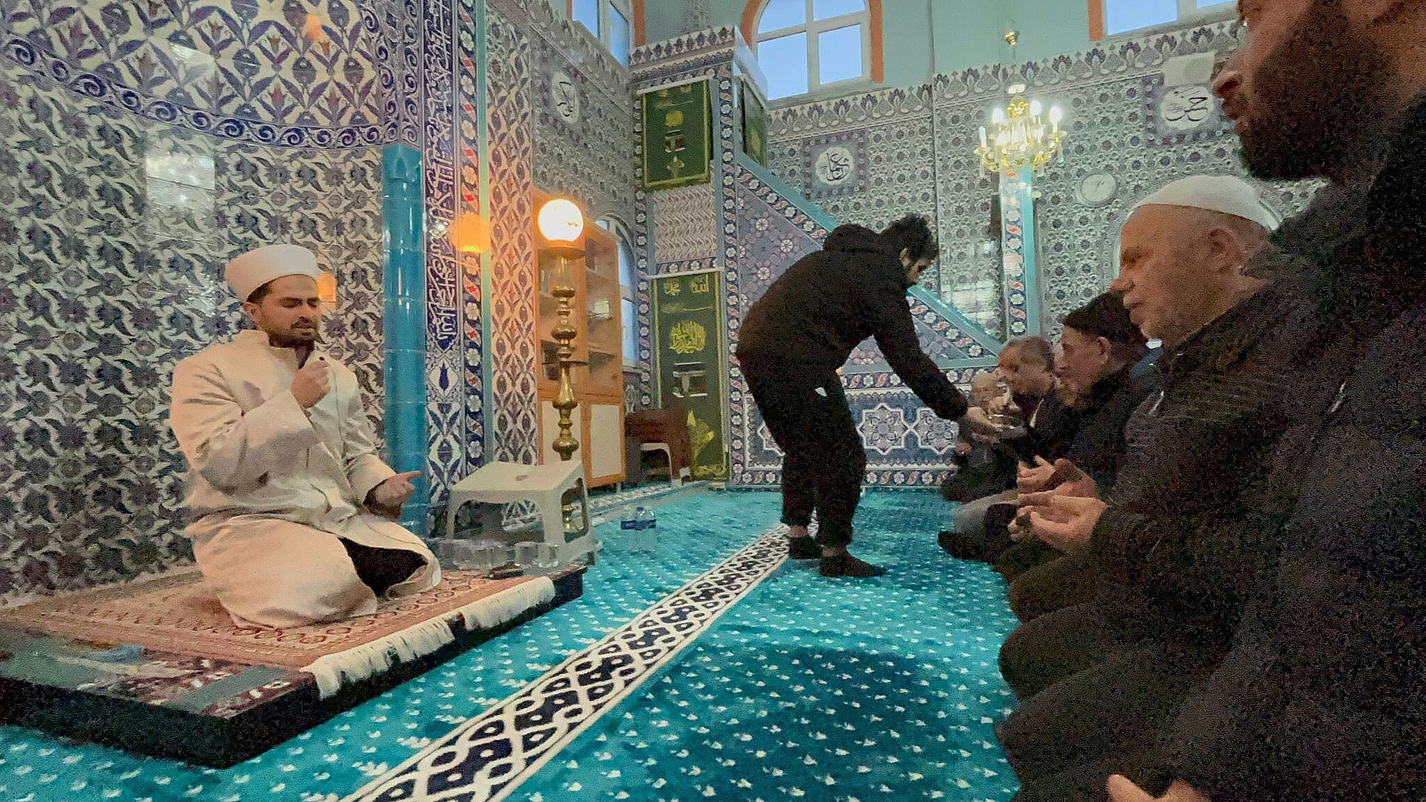 İmam Cemaate Tepki Gösterdi Telefonlarınızda 'Azdavaylı Safiye' Çalıyor! 4