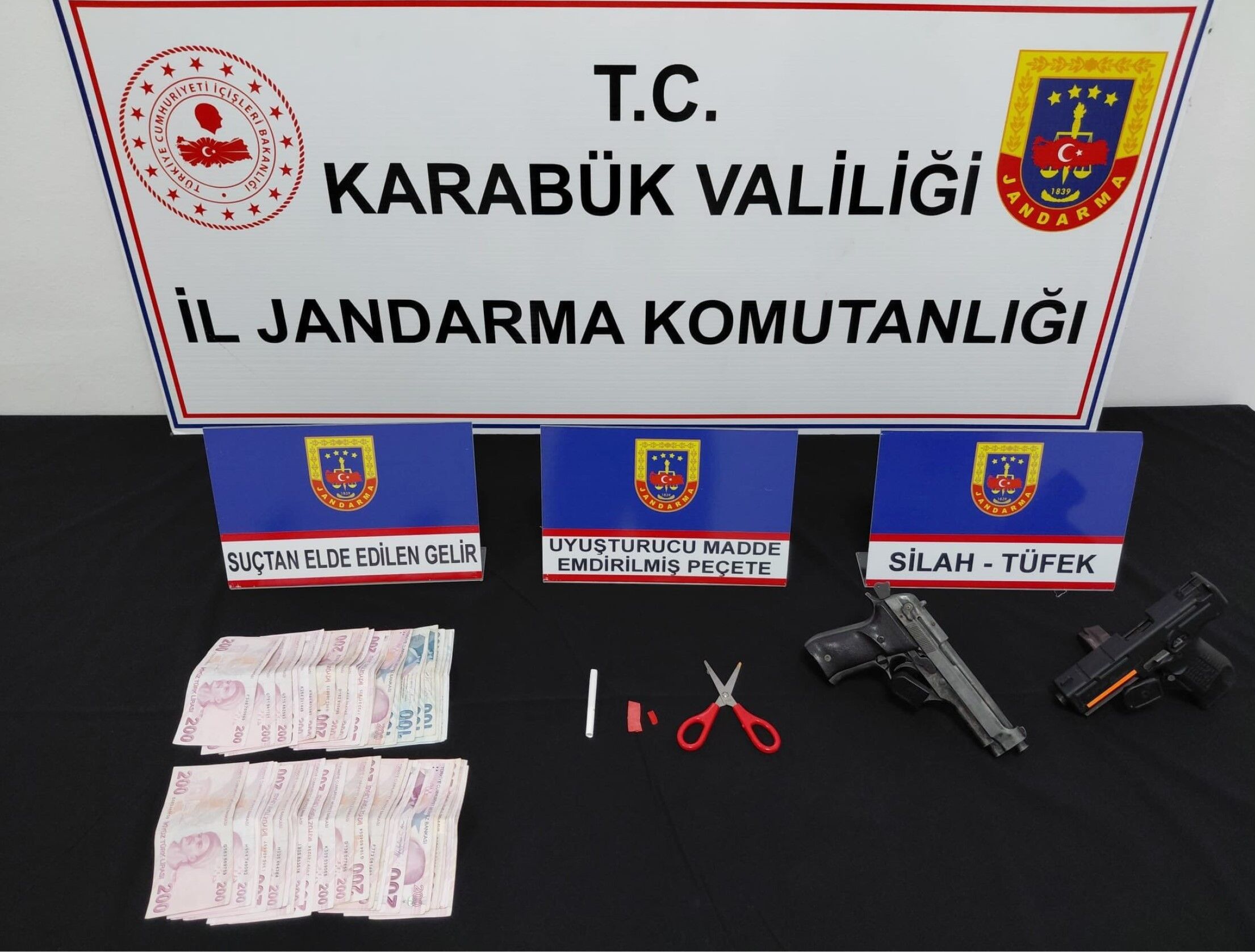 Jandarmadan Operasyon! Uyarıcı Madde, Kaçak Telefon, Silah Ele Geçirildi 9 Kişi Yakalandı! 22