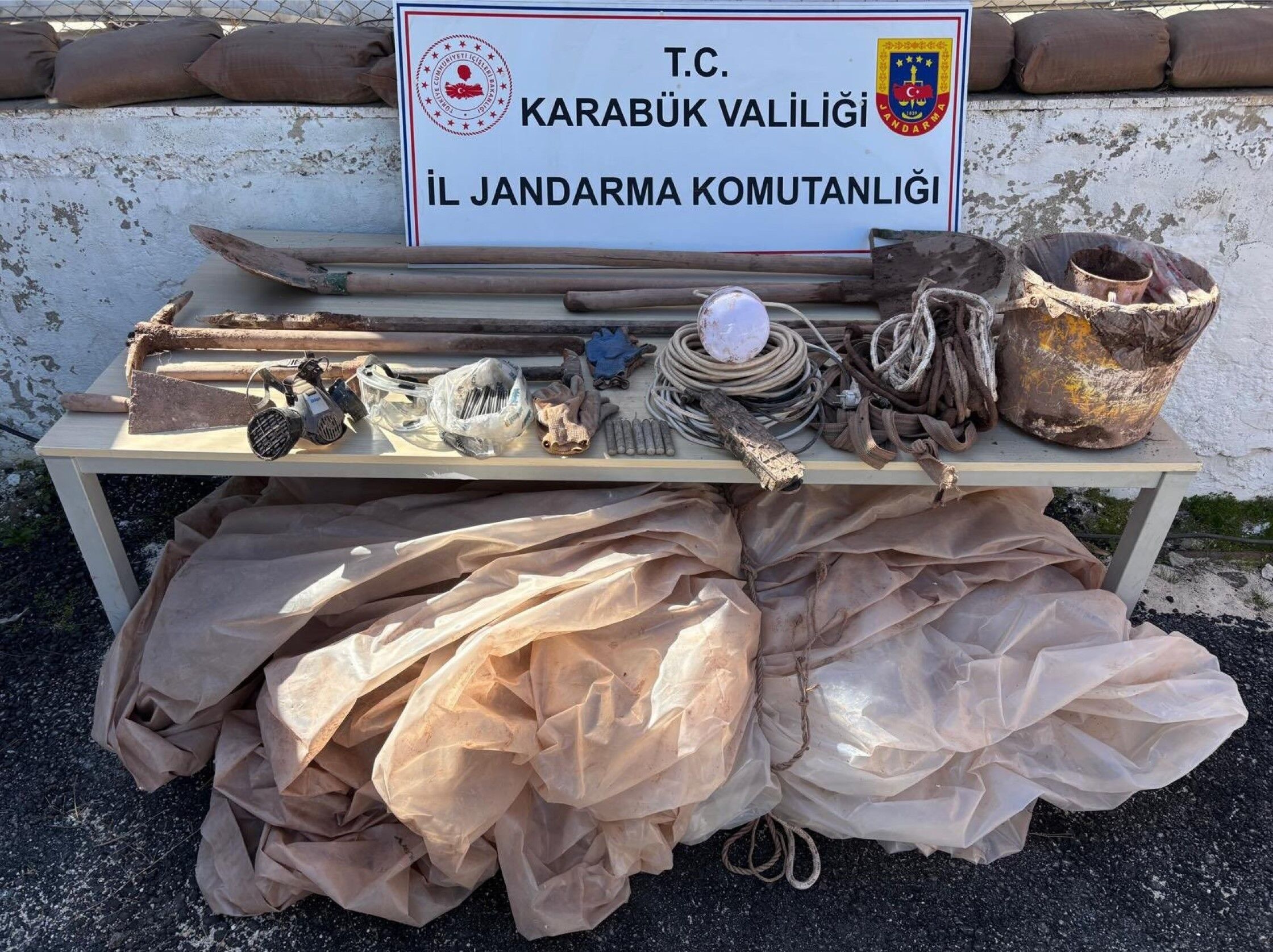 Jandarmadan Operasyon! Uyarıcı Madde, Kaçak Telefon, Silah Ele Geçirildi 9 Kişi Yakalandı! 24