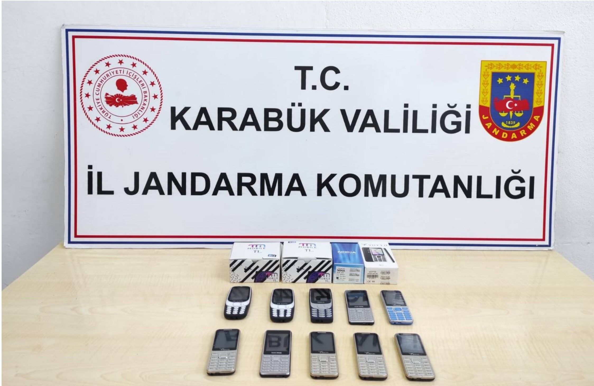 Jandarmadan Operasyon! Uyarıcı Madde, Kaçak Telefon, Silah Ele Geçirildi 9 Kişi Yakalandı! 289