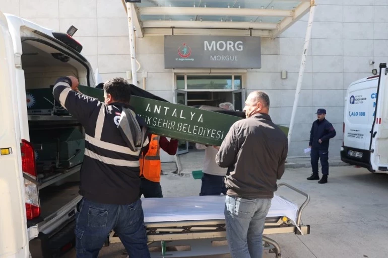 Kaçak Göçmen Botu Sahil Güvenliğe Çarptı 14 Göçmen Hayatını Kaybetti1