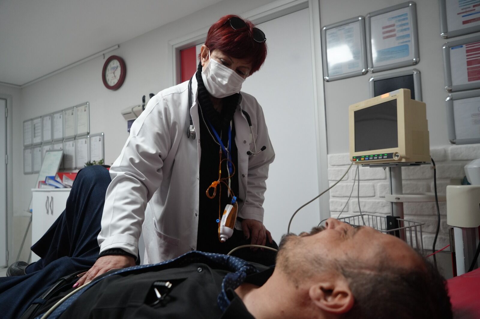 Kanserle Mücadele Eden Doktor Görevi Bırakmadı Kemoterapi Alırken Hastalarına Koşuyor 14