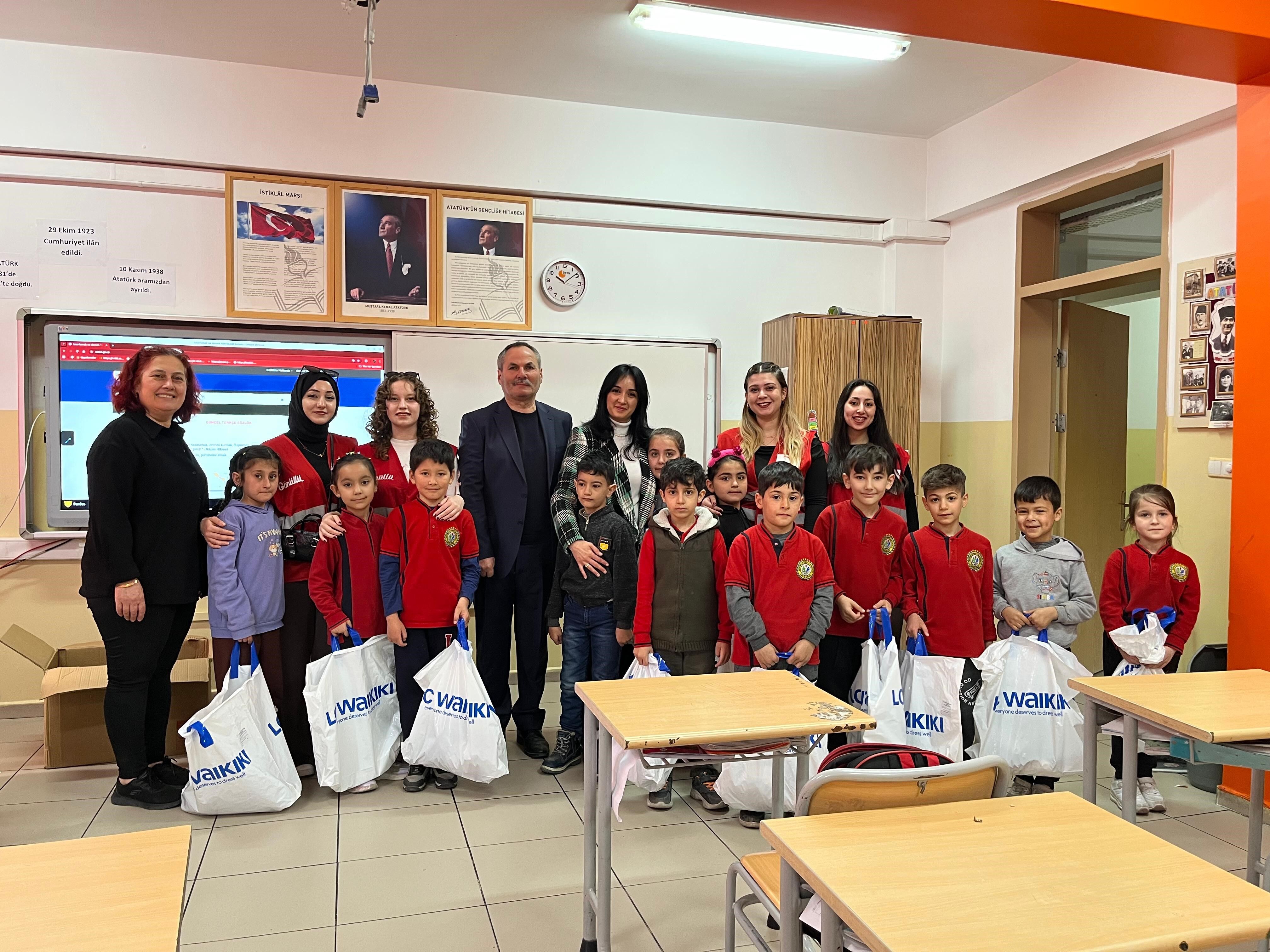 Kastamonu'da 6 Bin 400 Öğrenciye Bayramlık Kıyafet Hediye Edildi 8