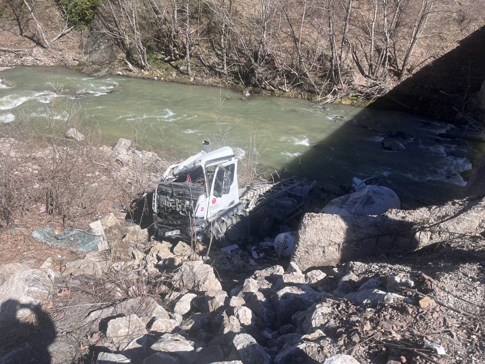 Kastamonu'da Feci Kaza Köprüden Düşen Beton Mikserinin Sürücüsü Ağır Yaralandı! 2