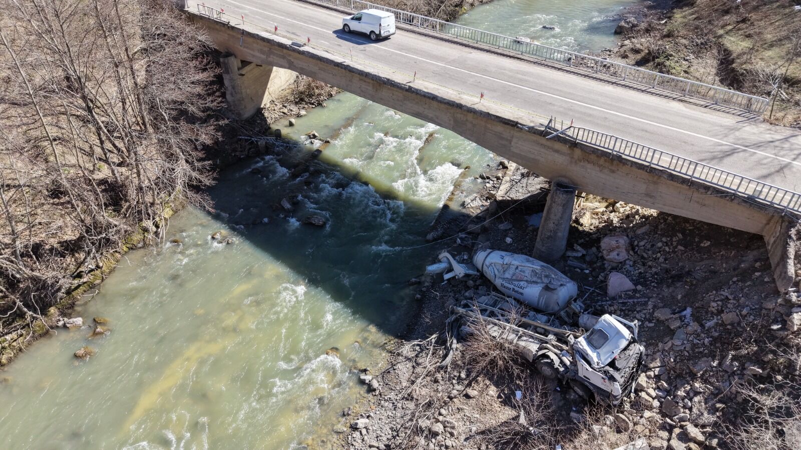 Kastamonu'da Feci Kaza Köprüden Düşen Beton Mikserinin Sürücüsü Ağır Yaralandı! 4