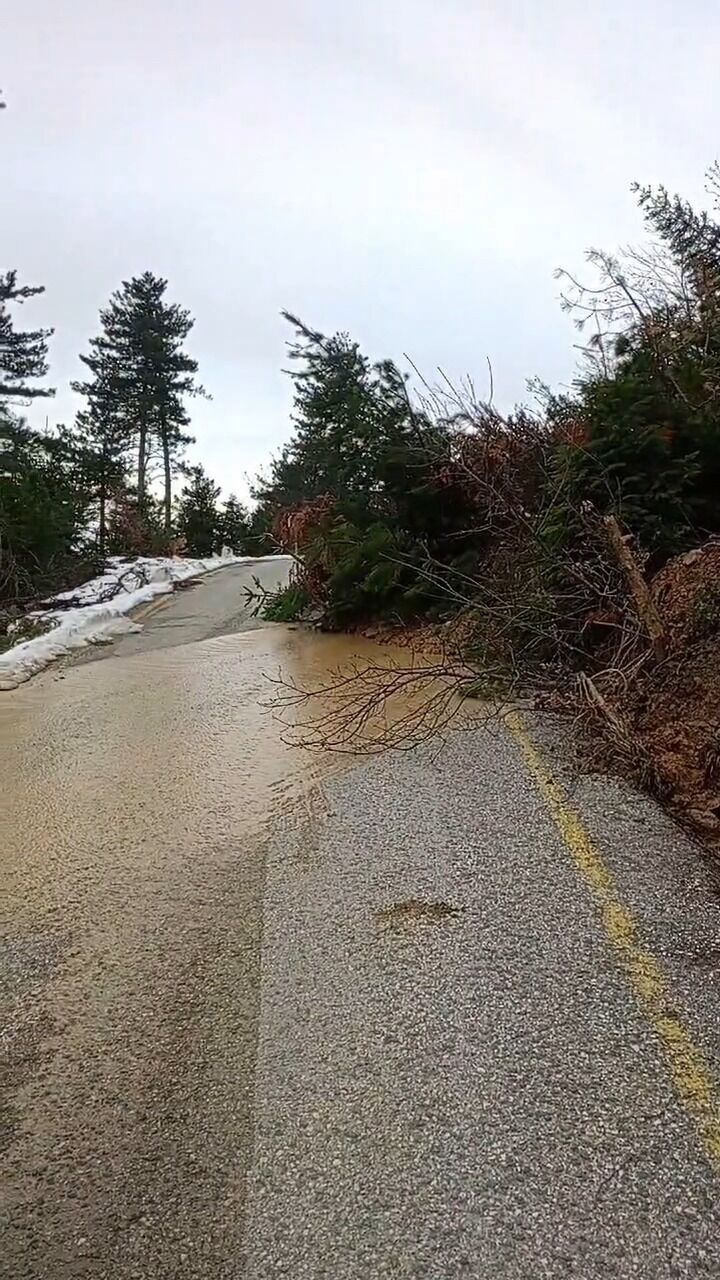 Kastamonu'da Heyelan! Toprak Ve Ağaçlar Yolu Kapladı Araçlar Güçlükle Ilerledi! 44