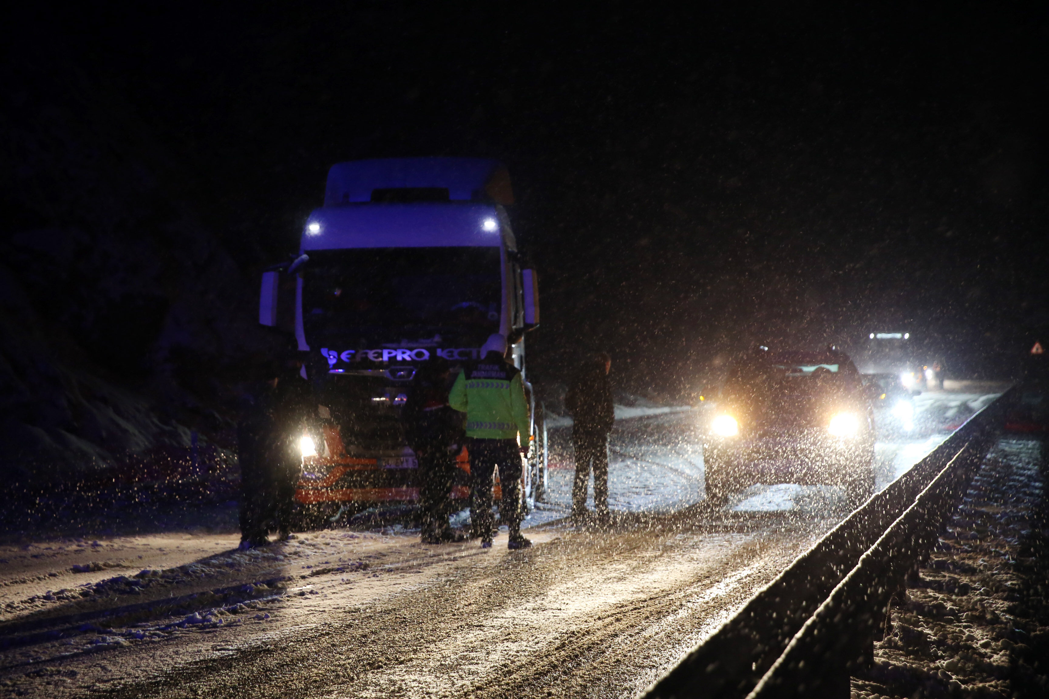 Kastamonu'da Kar Engeli Yoğun Kar Ve Buzlanma Nedeniyle Araçlar Yolda Kaldı! 88888888