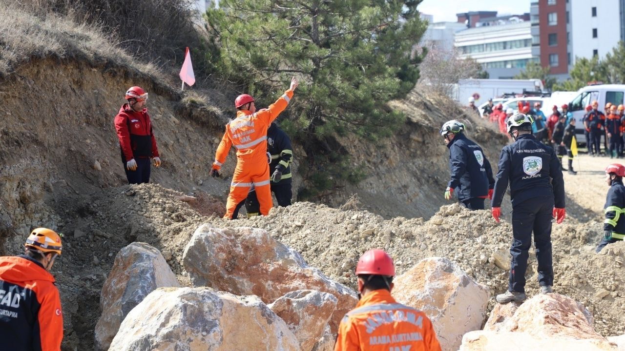 Kastamonu’da Nefes Kesen Tatbikat Heyelan Anı Adım Adım Canlandırıldı (3)