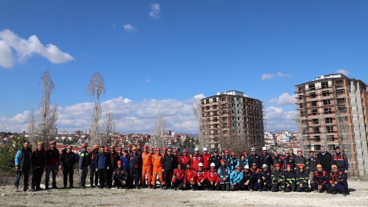 Kastamonu’da Nefes Kesen Tatbikat Heyelan Anı Adım Adım Canlandırıldı (5)
