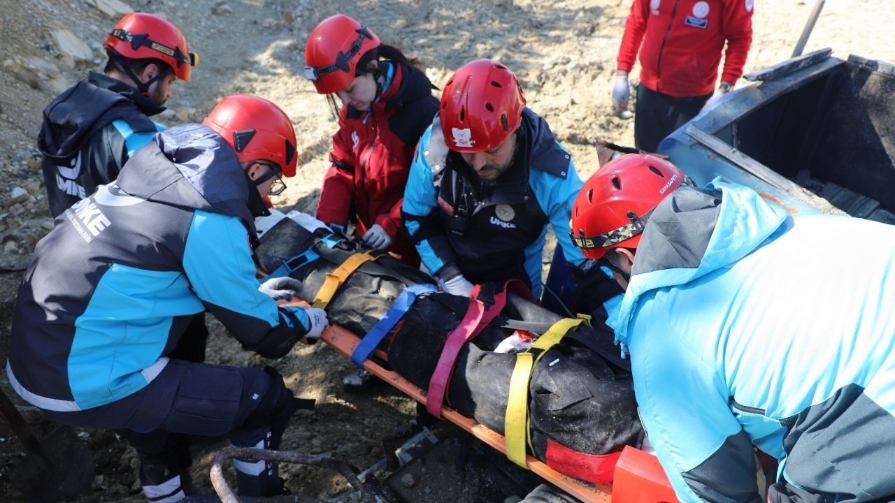 Kastamonu’da Nefes Kesen Tatbikat Heyelan Anı Adım Adım Canlandırıldı (6)