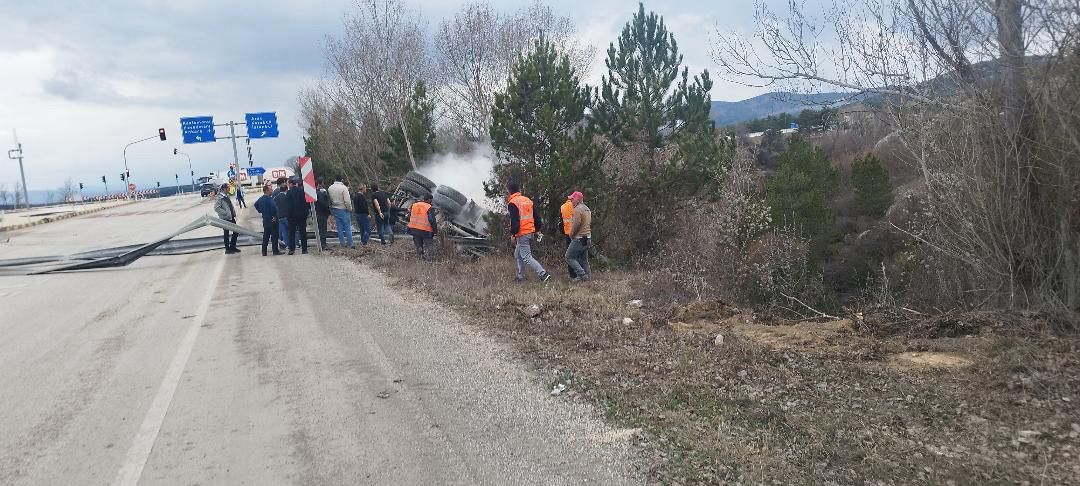 Kastamonu'da Tır Kazası Sürücü Yaralandı 4