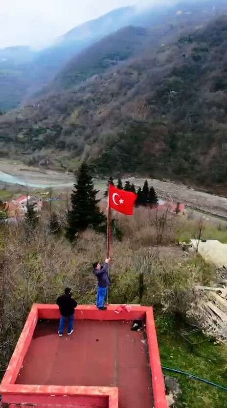 Kastamonu'da Türk Bayrağını Yenileyen Gençler Takdir Topladı 2
