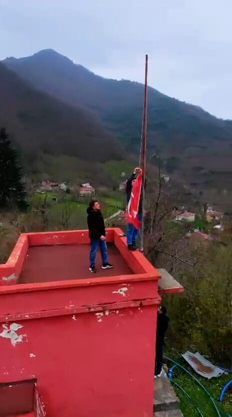 Kastamonu'da Türk Bayrağını Yenileyen Gençler Takdir Topladı 4