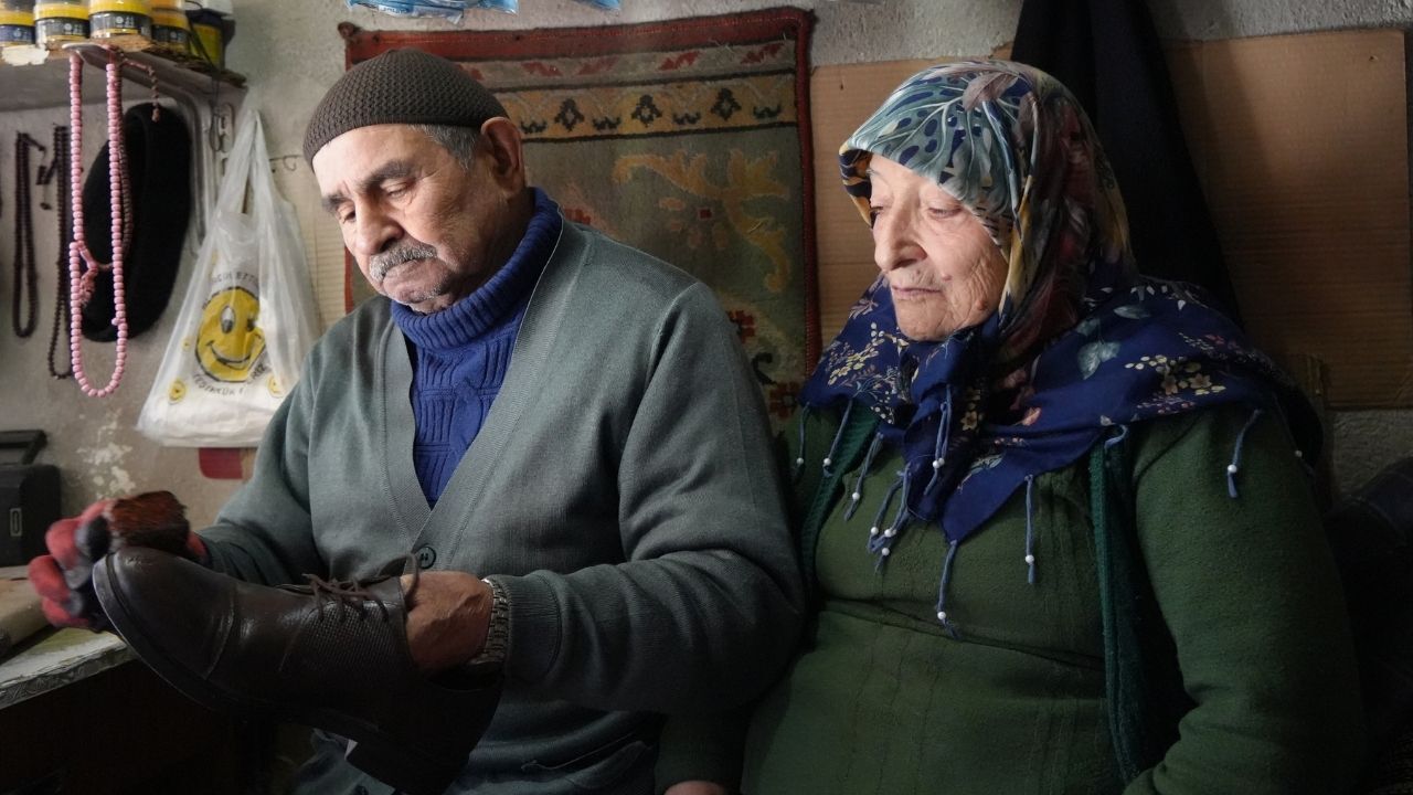 Kastamonu’da Yarım Asrı Aşan Sevgi Her Sabah Dükkana El Ele Gidiyorlar (1)