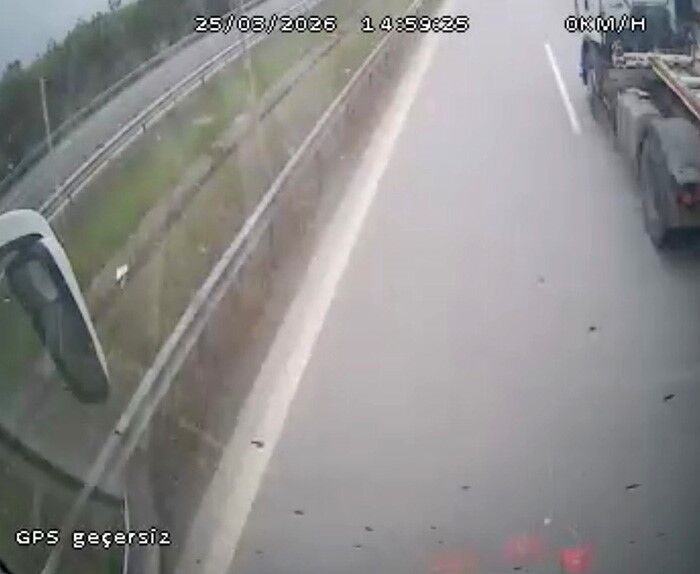 Kastamonu'dan İstanbul'a Giden Otobüse Tır Çarptı! Şoförün Manevrası Faciayı Önledi O Anlar Kamerada! 22