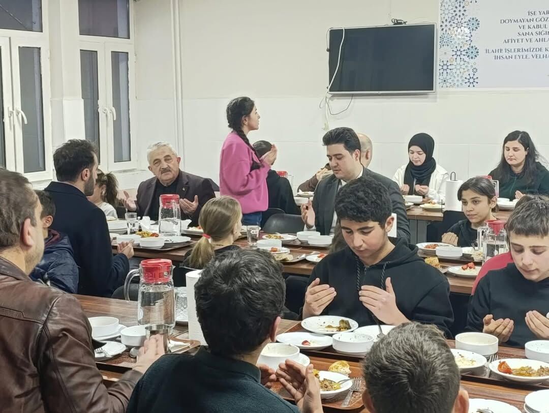 Kastamonu'nun Ilçe Kaymakamı Öğrencilerle Iftar Sofrasında Buluştu 4
