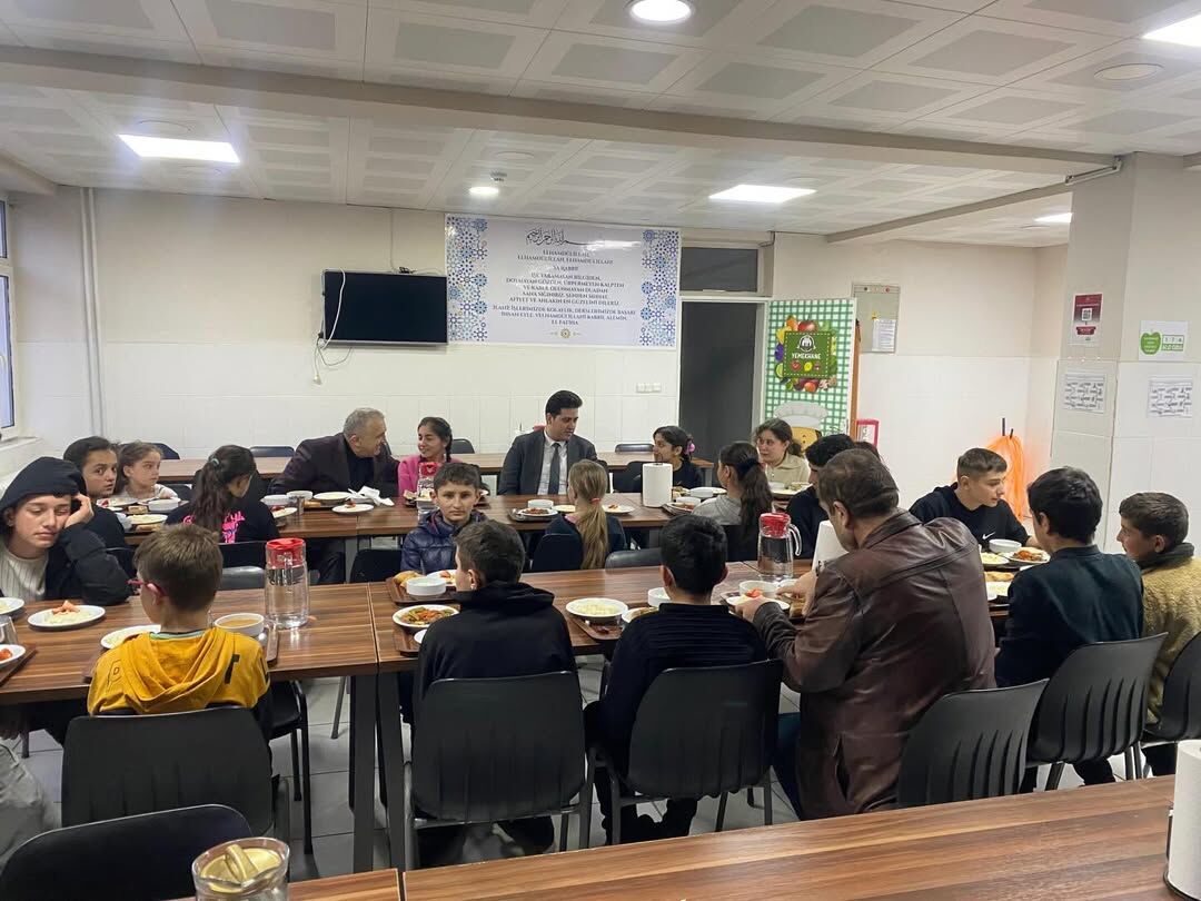 Kastamonu'nun Ilçe Kaymakamı Öğrencilerle Iftar Sofrasında Buluştu 8