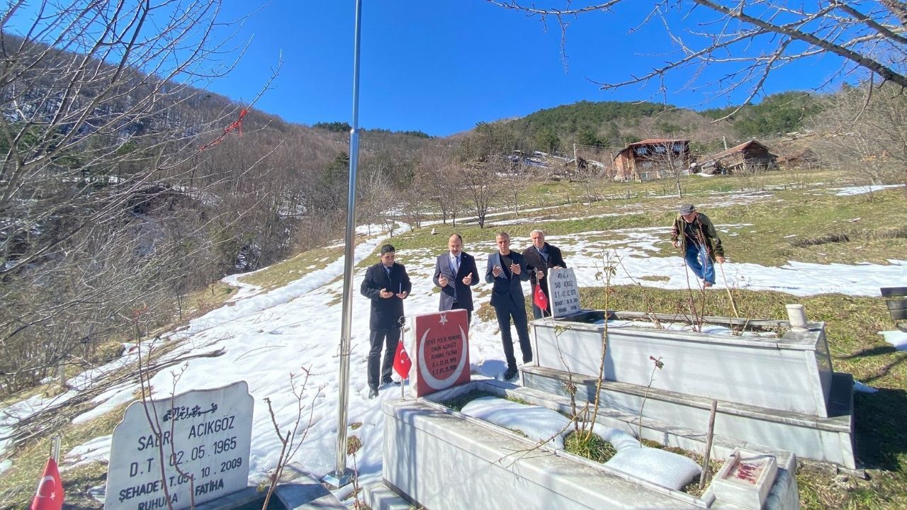 Kastamonu’nun Ilçe Kaymakamı Şehit Polis Memurunun Kabrini Ziyaret Etti (4)