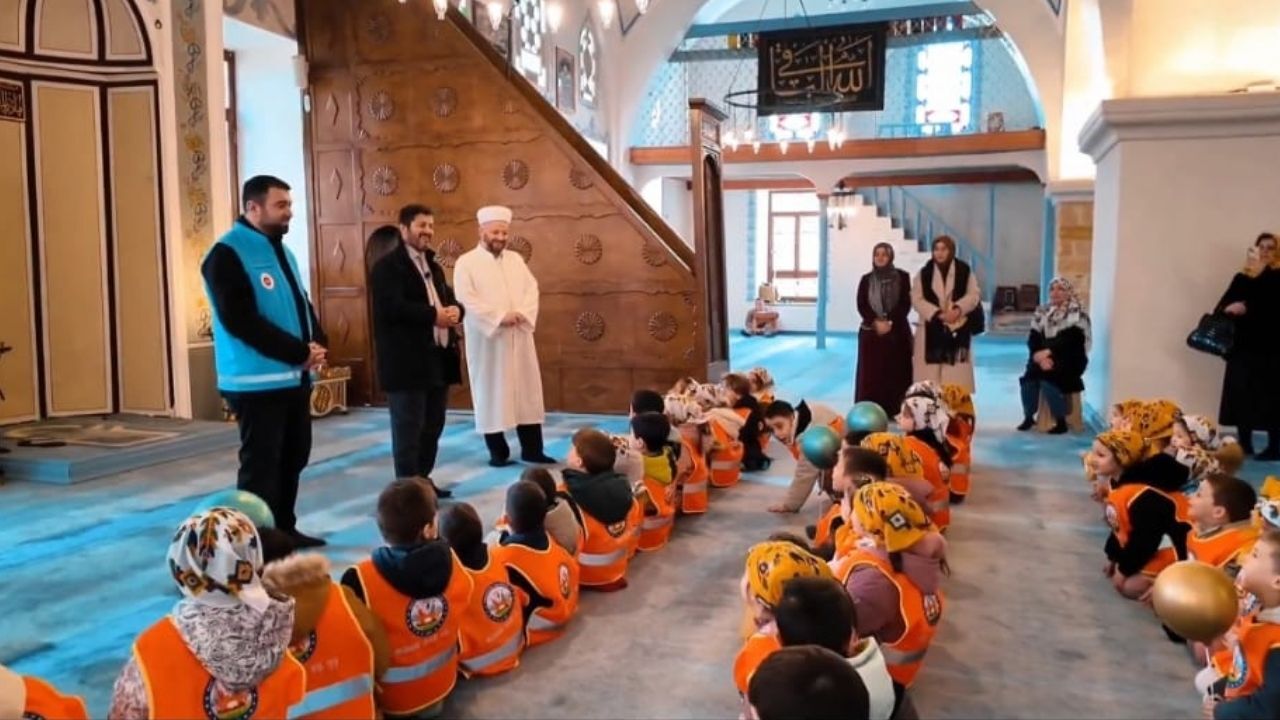 Kastamonu’nun Miniklerinden Ramazan Sürprizi Şehir Merkezinde Yüzler Güldü (1)