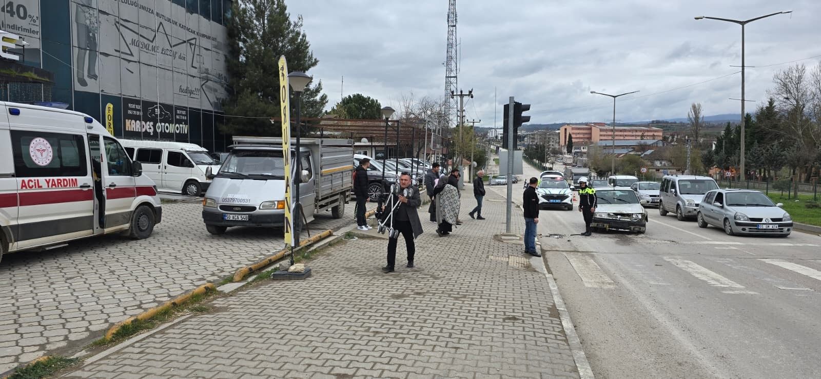 Kırmızı Işıkta Bekleyen Otomobile Çarptı Kazada 4 Kişi Yaralandı 14