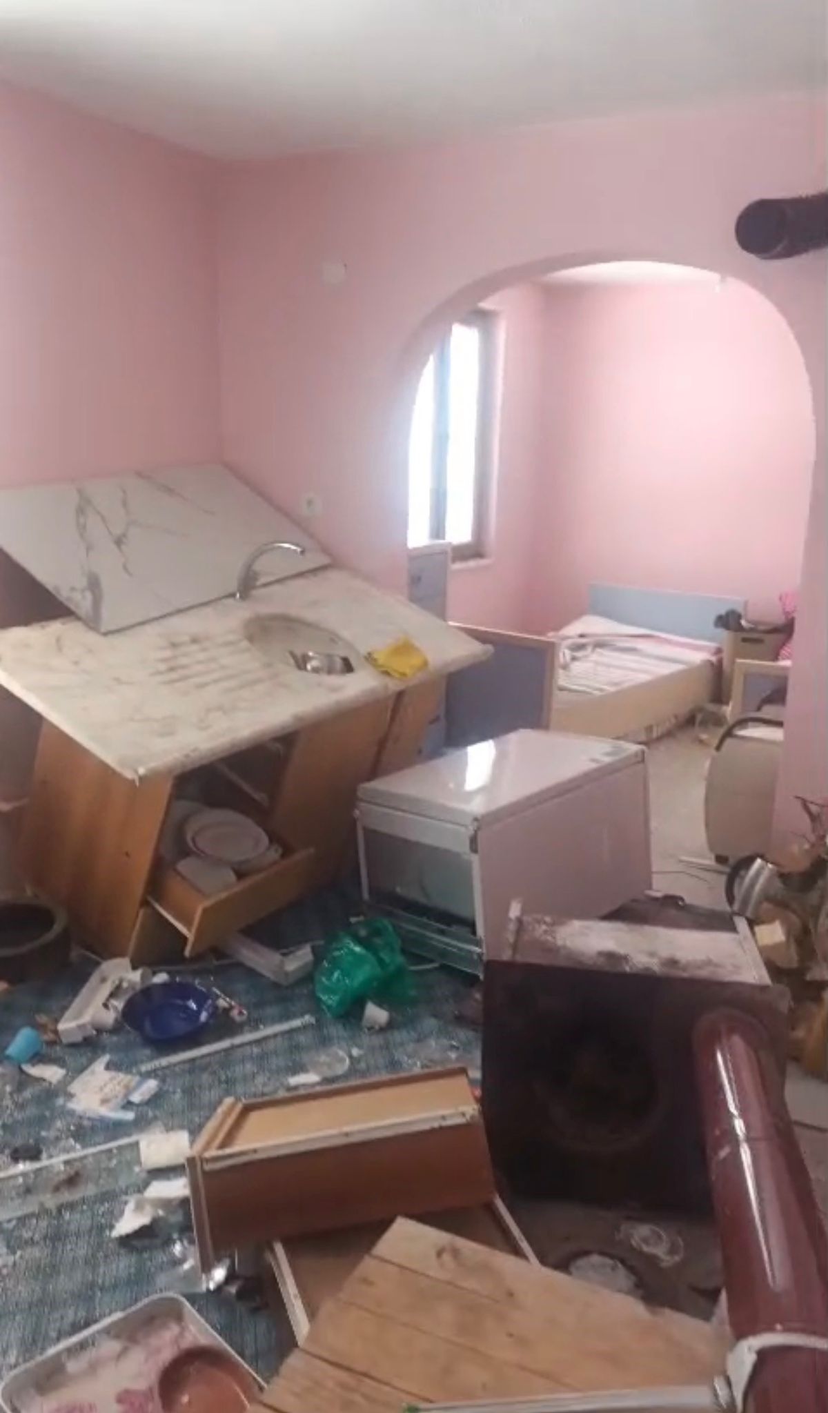 Kış Uykusundan Uyanan Ayı Evleri Paramparça Etti!2