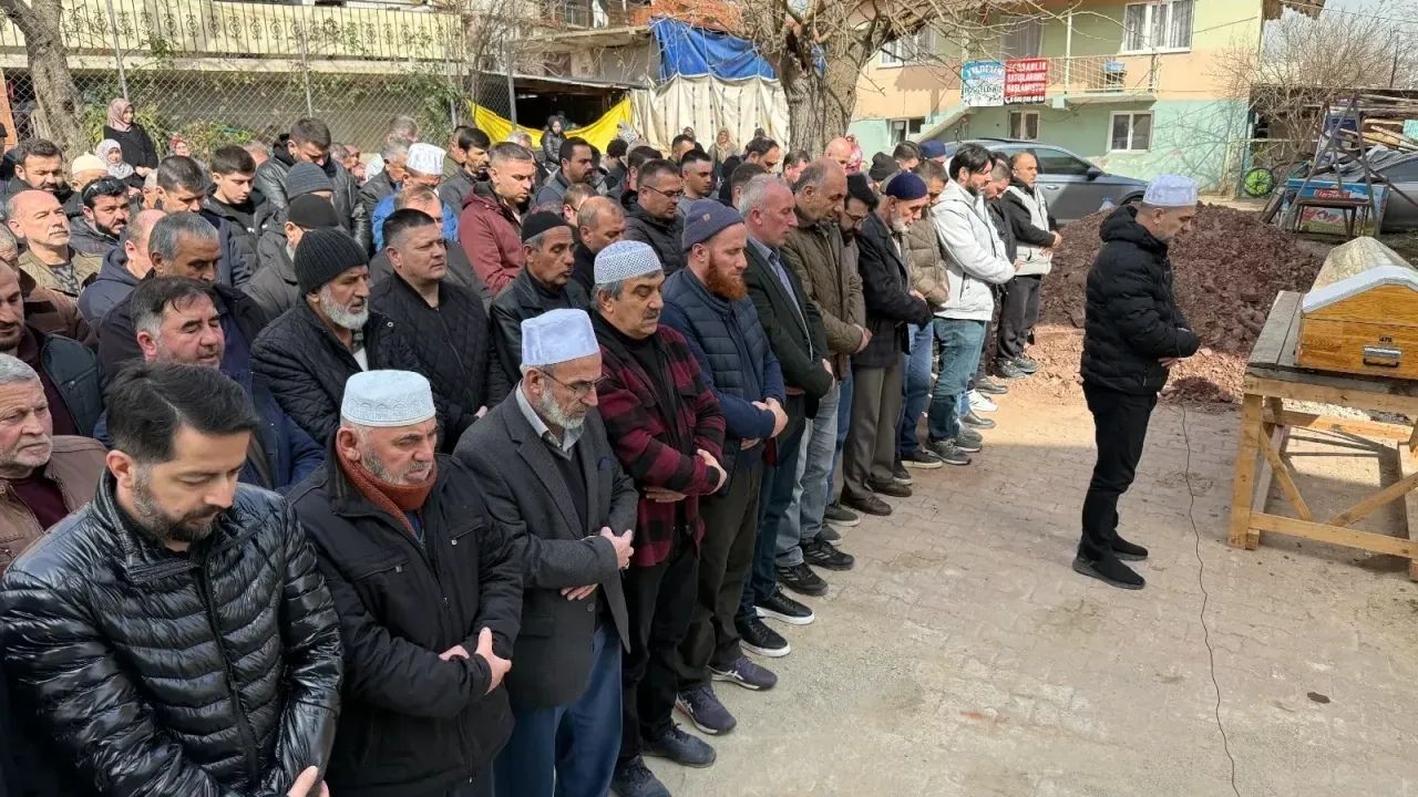 Kocaeli Ahşap Ev Küle Döndü Yaşamını Yitiren Adam Defnedildi (1)