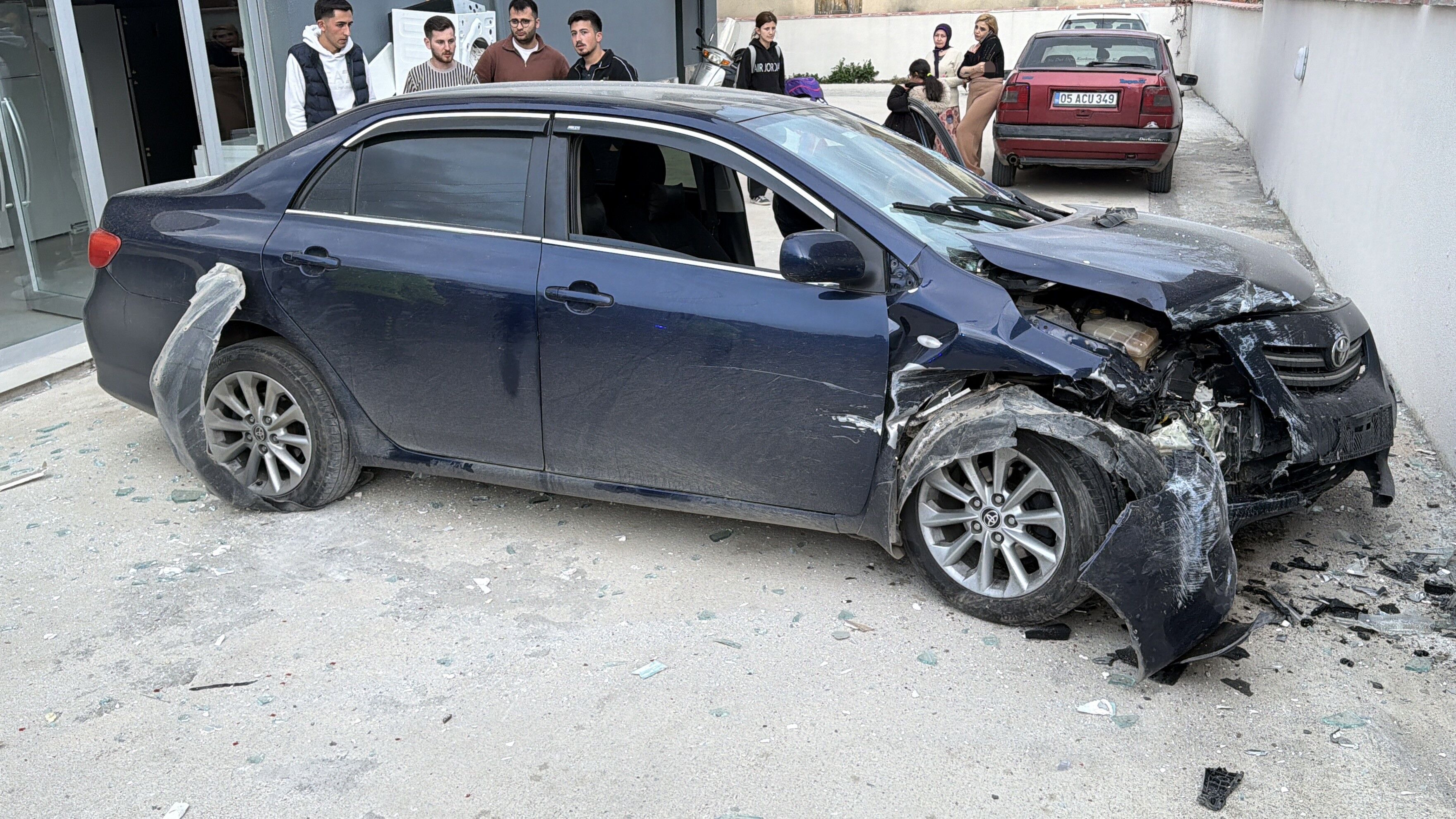 Kontrolden Çıkan Araç Markete Girdi 2 Yaralı